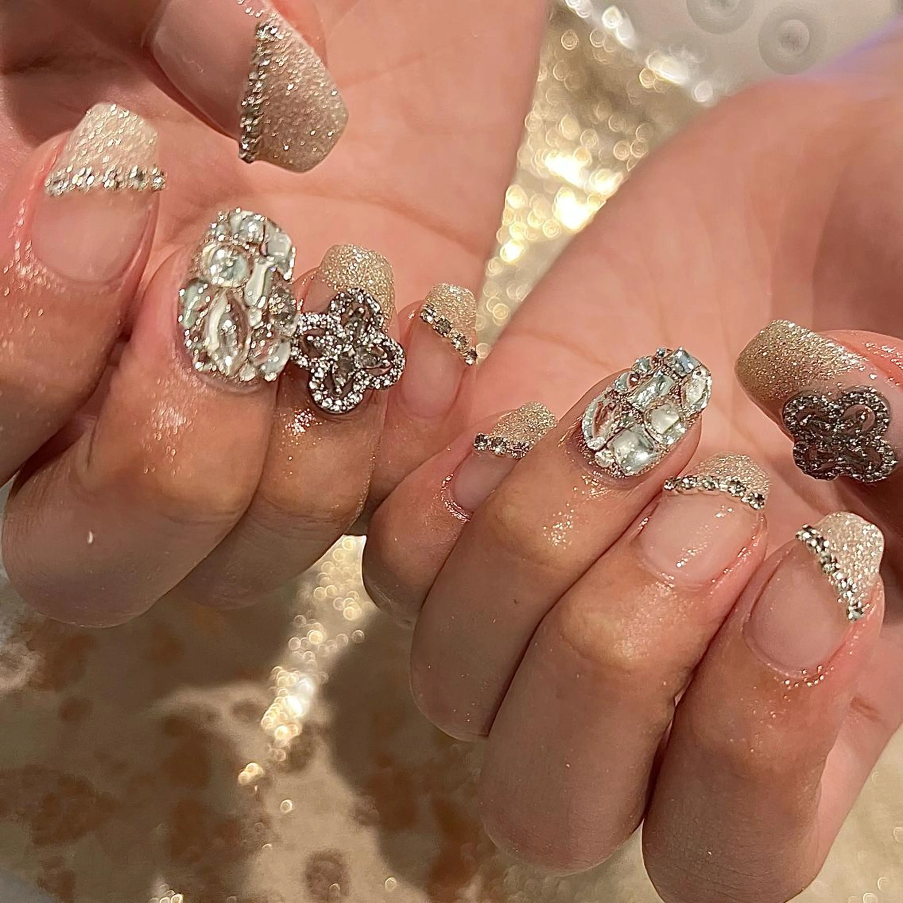 セミロング ネイル フレンチネイル キラキラネイル ハンドネイル H🌺 NAILのネイルデザイン