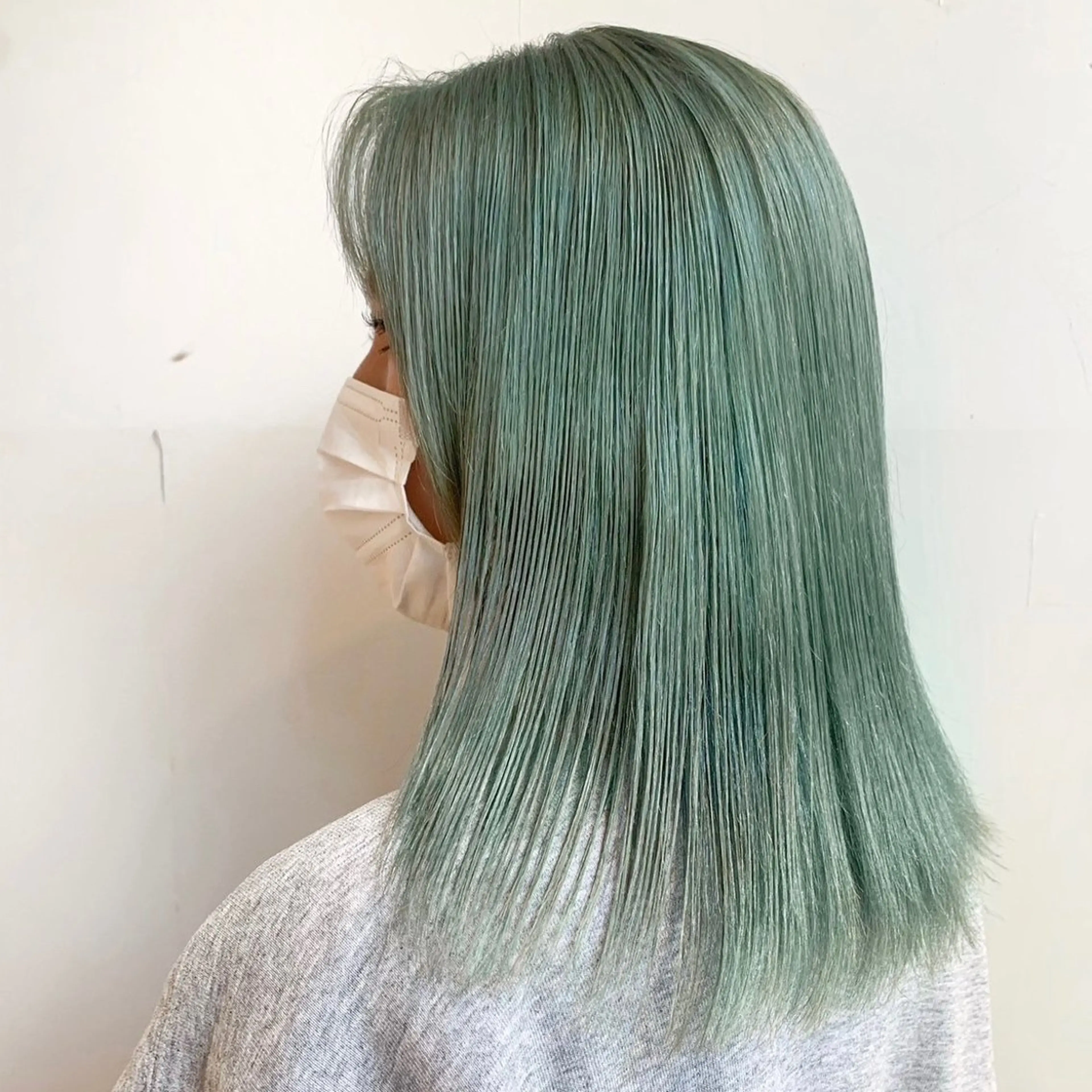 セミロング カラー ブリーチ ヘアカラー ボブパーマ ウルフパーマのヘアスタイル