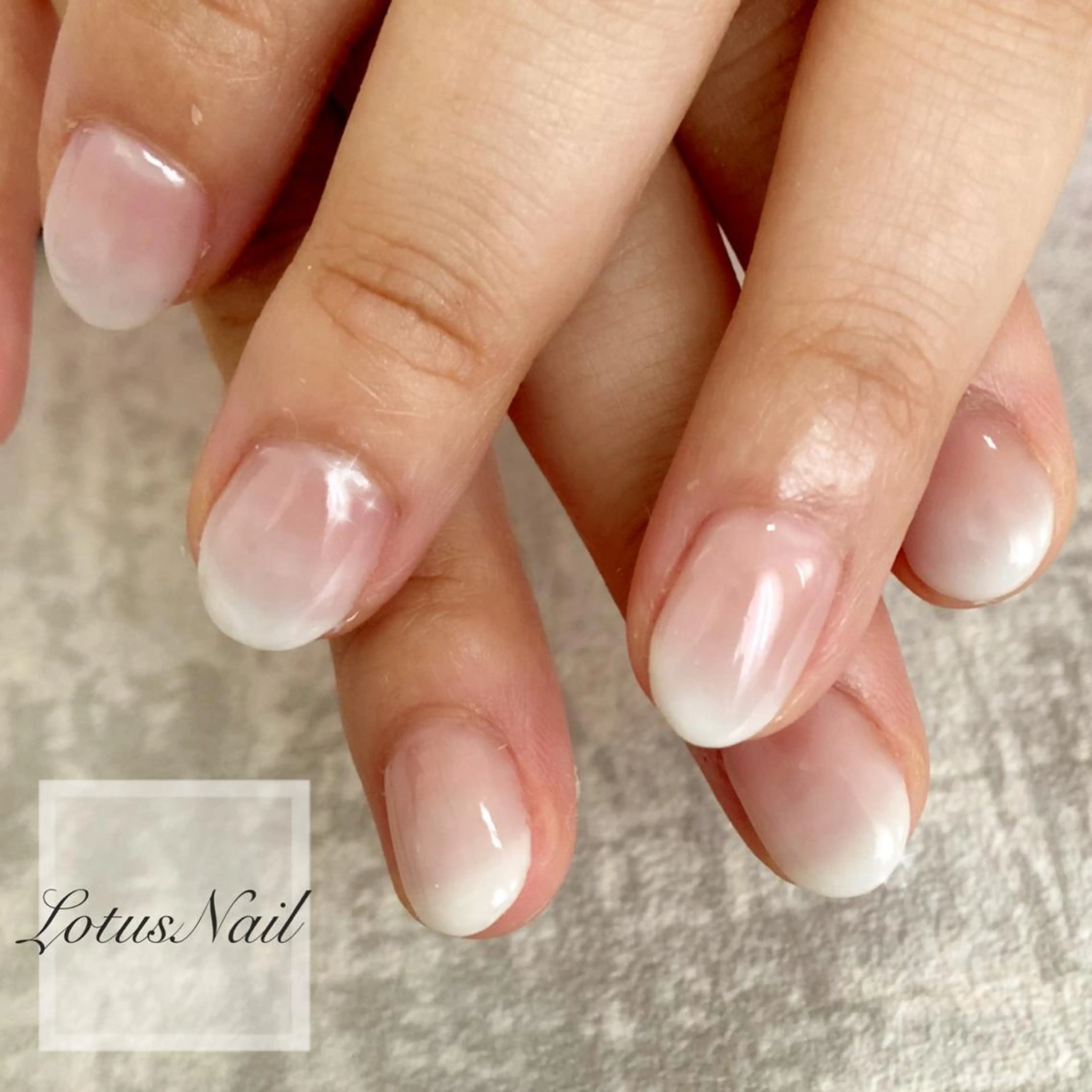 ネイル グラデーション ホワイト Lotus Nailのネイルデザイン