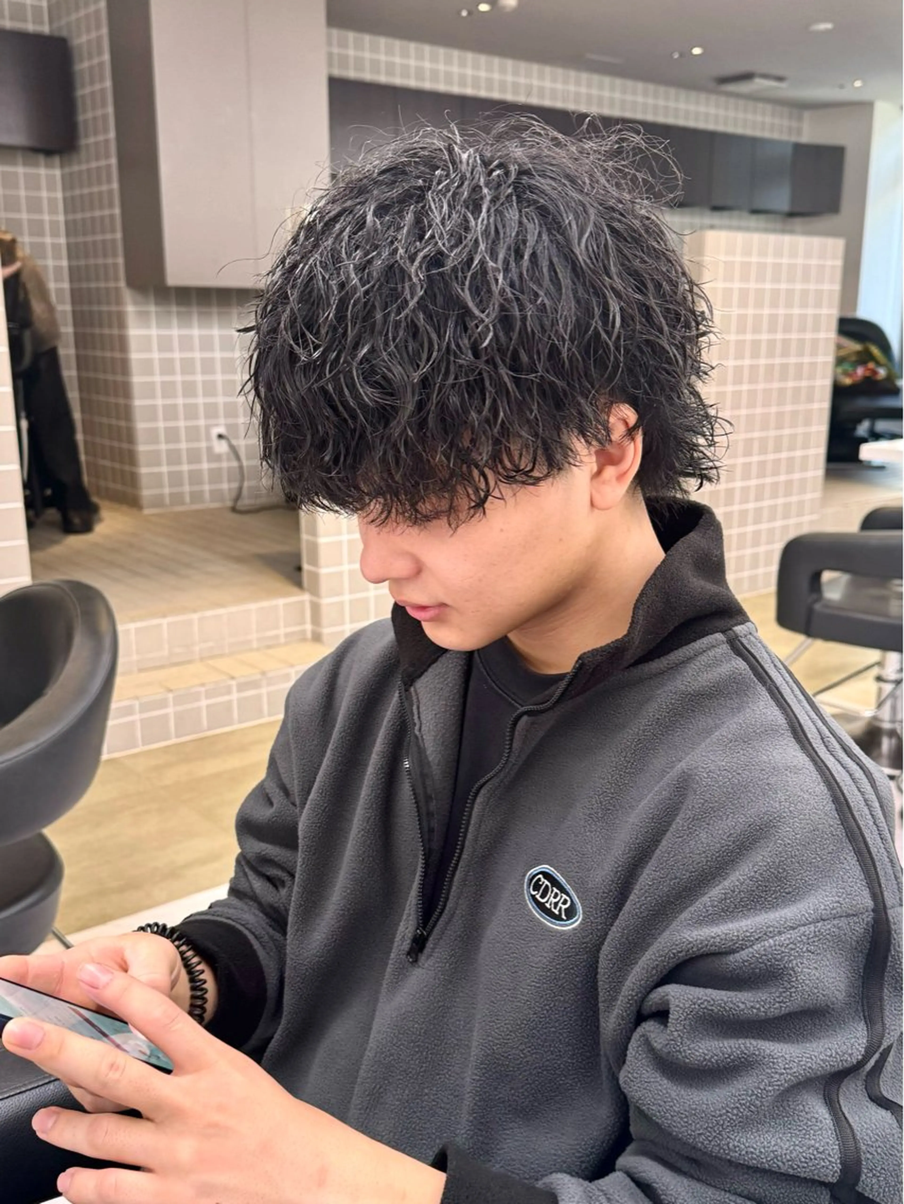 ミディアム パーマ ヘアアレンジ メンズ ミディアムパーマ メンズパーマ 波巻きパーマ カット パーマ トリートメント ヘッドスパ ヘアセット 顔まわりカット の達人のヘアスタイル