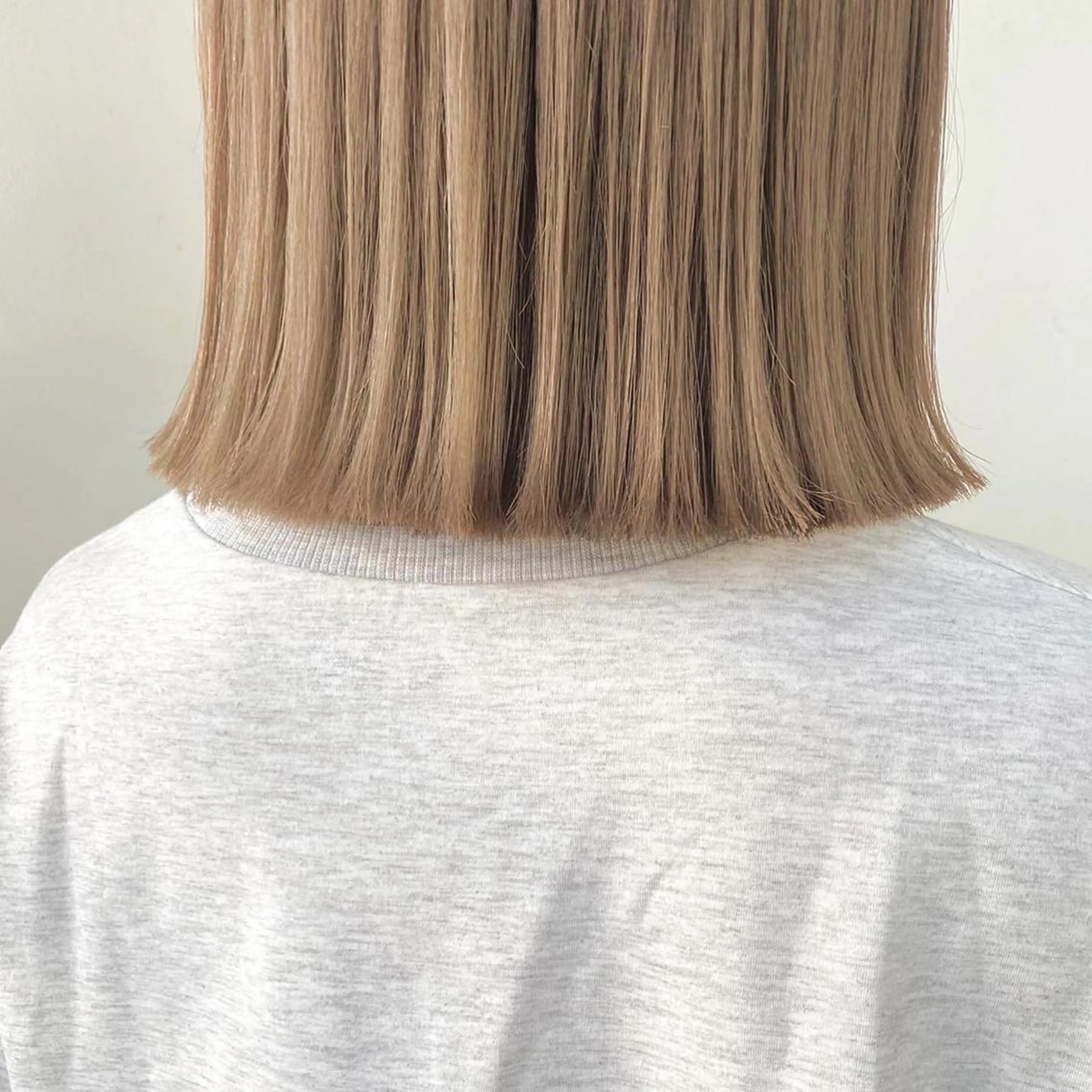 ミディアム カラー ブロンド ANNA ／艶髪／ハイトーンのヘアスタイル