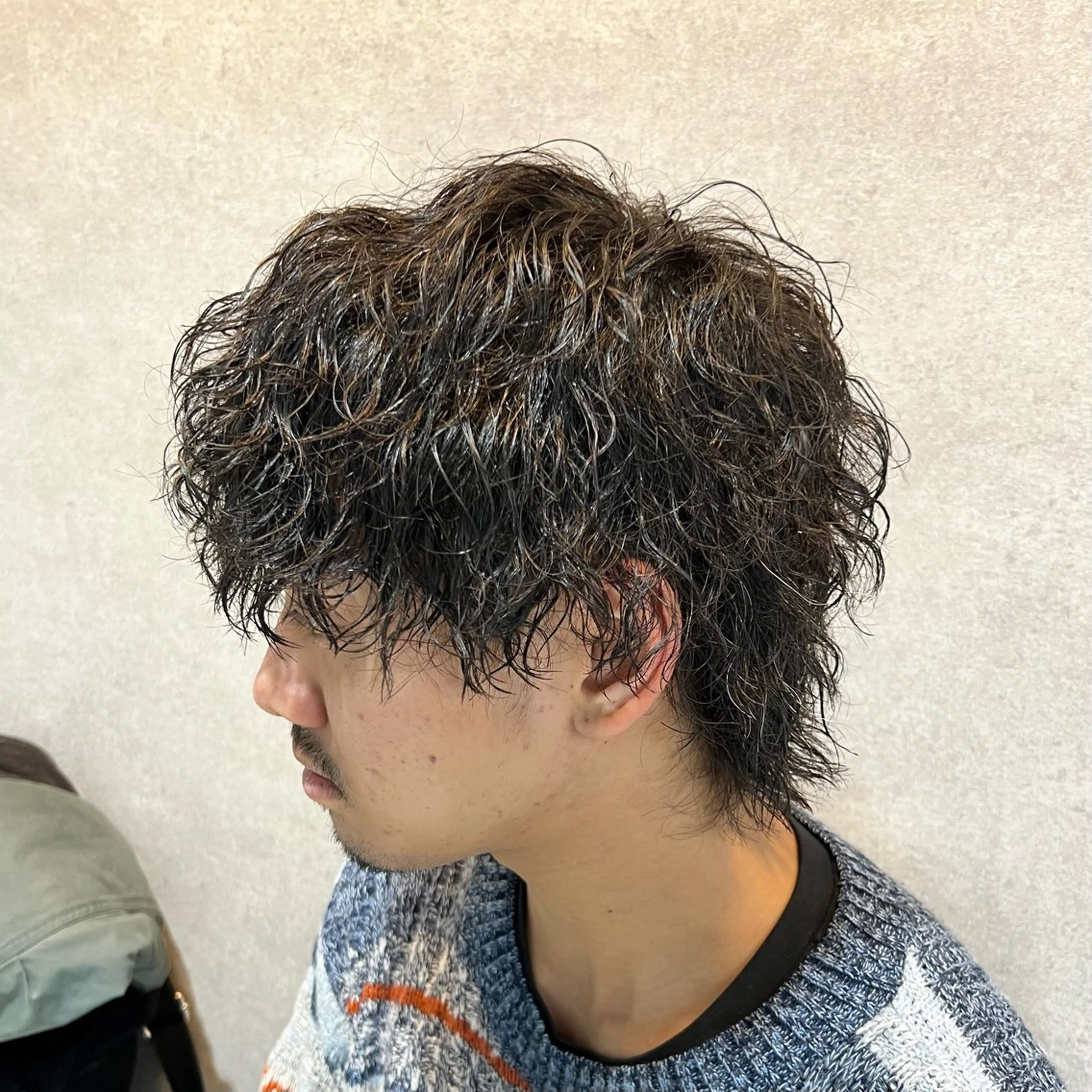 ショート カラー パーマ ヘアアレンジ メンズ センターパート メンズハイライト メンズメッシュ マッシュ メンズパーマ カット パーマ トリートメント ヘッドスパ ヘアセット メンズに優しい🔥メ ンズ特化/BLUCKのヘアスタイル