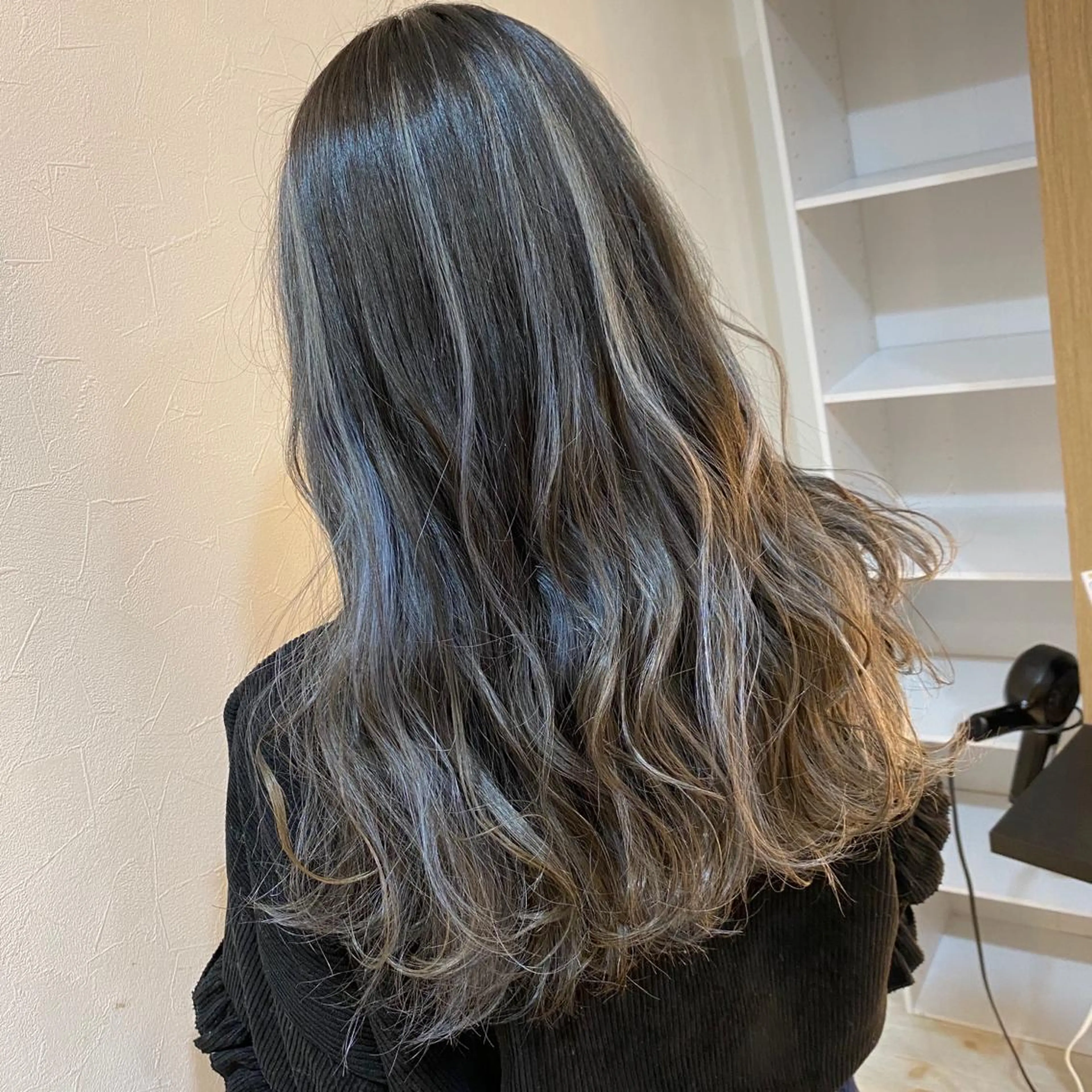 ロング カラー ベージュカラー ハイライトカラー ホワイトベージュ ハイライト ヘアカラー トリートメント Minori【ミノリ】所属・井手 孔介のヘアスタイル