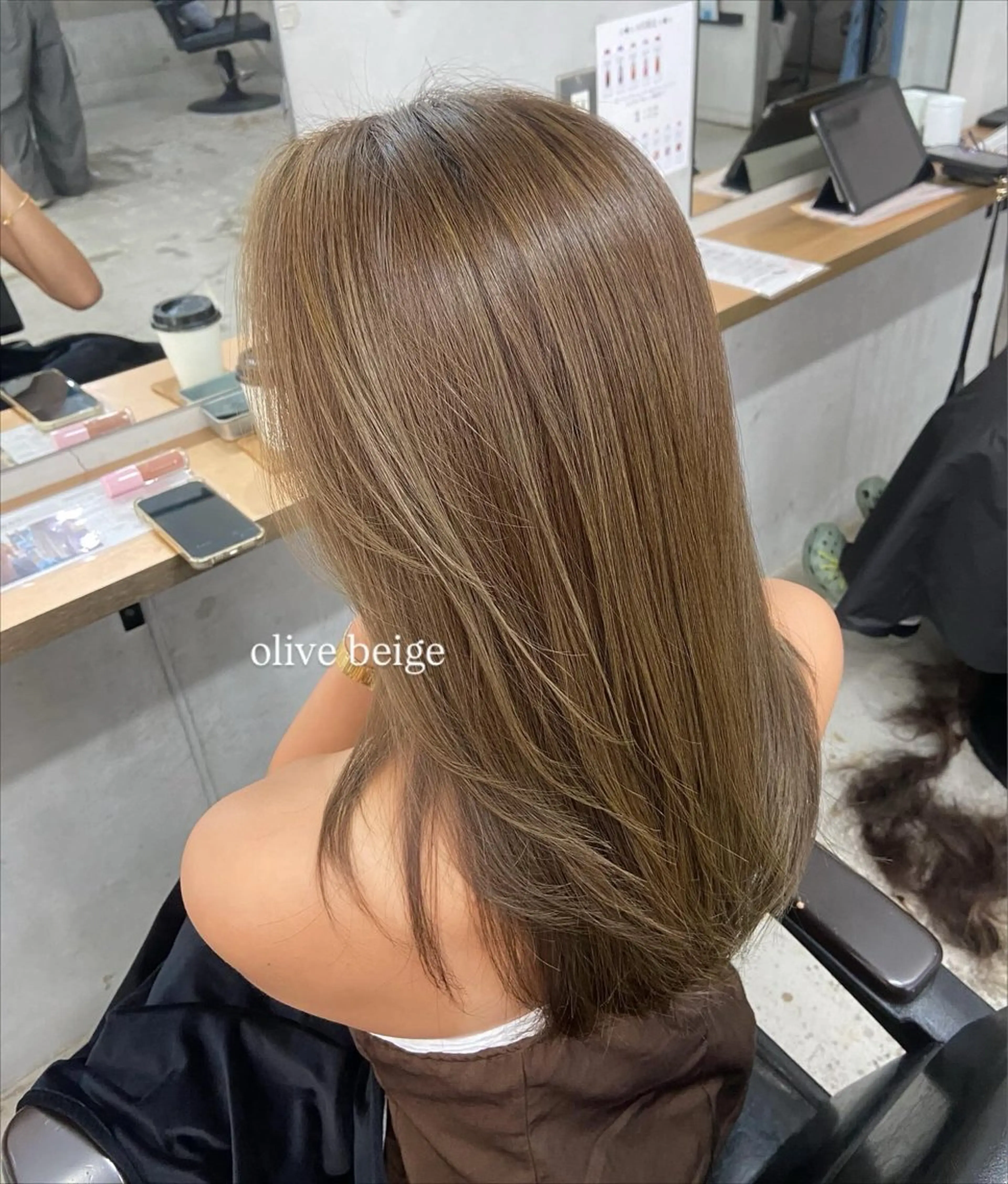 ロング カラー ベージュカラー オリーブベージュ ヘアカラー 安住 日花のヘアスタイル