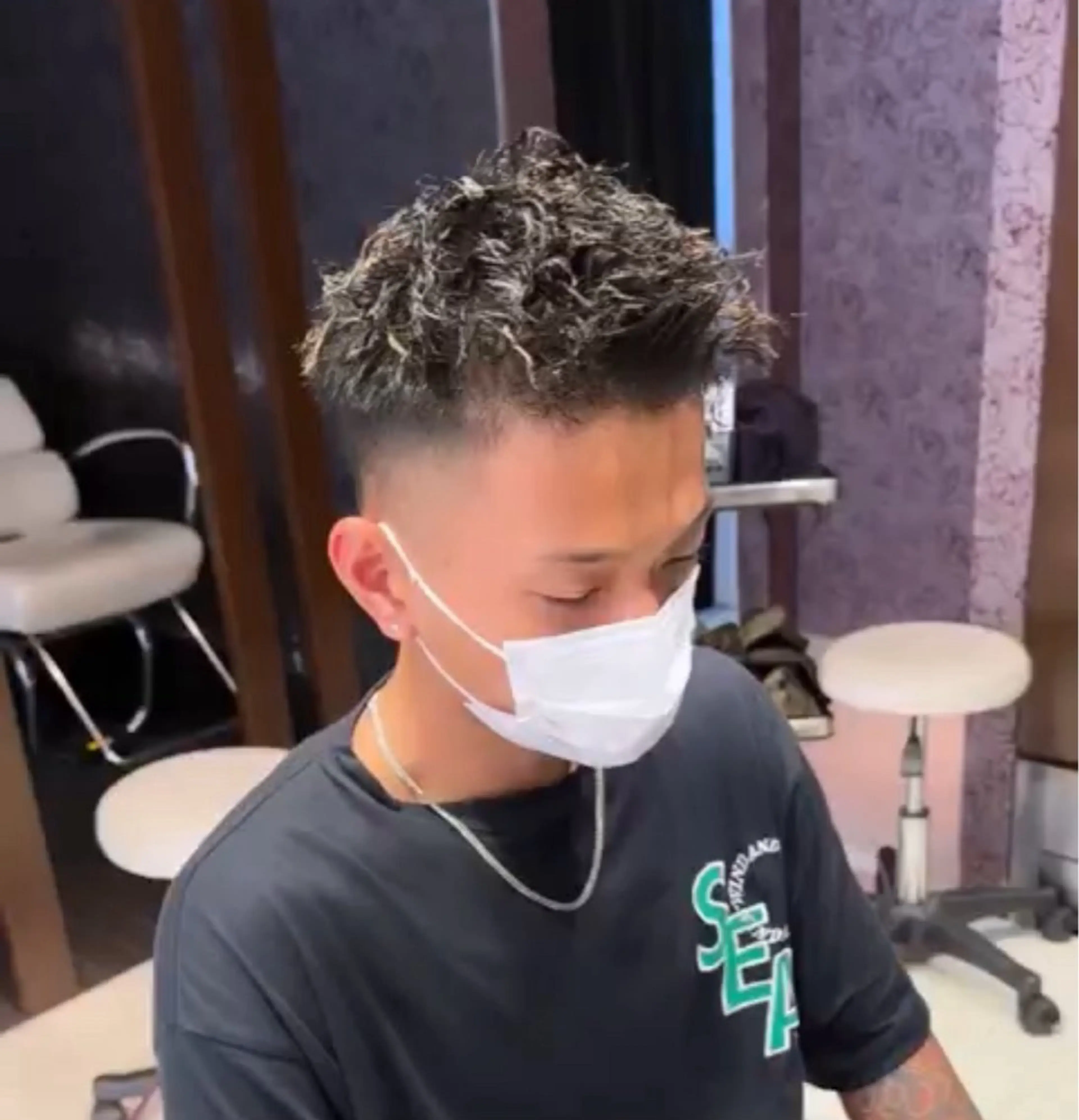 カラー パーマ メンズ メンズパーマ メンズツイストパーマ ツイストパーマ メンズ特化　パーマ メッシュハイライトのヘアスタイル