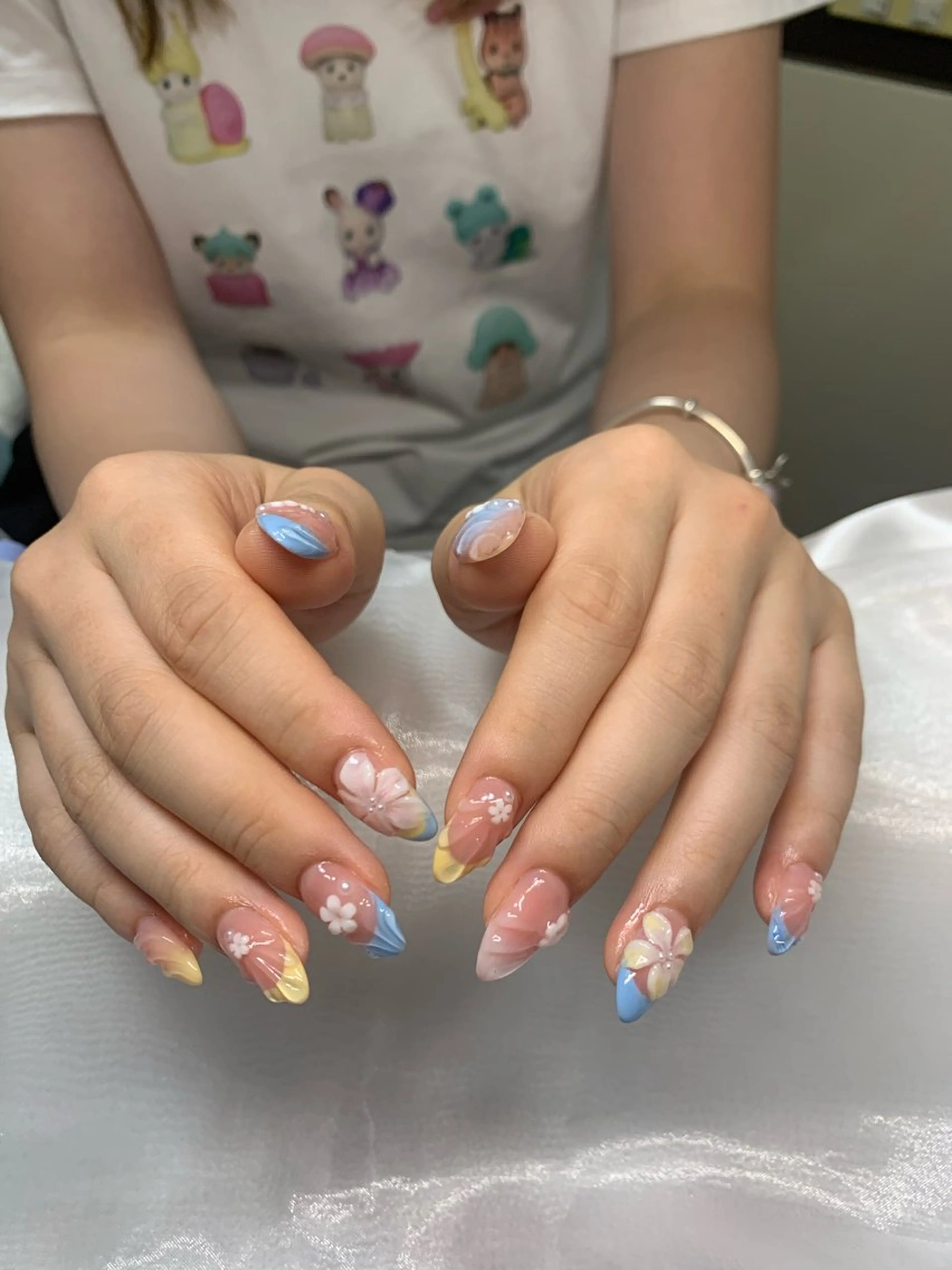 🌸ぷっくり3Dフラワー×立体アート💅ピンク・ブルー・イエローの組み合わせで指先が一気に華やかに💅の写真