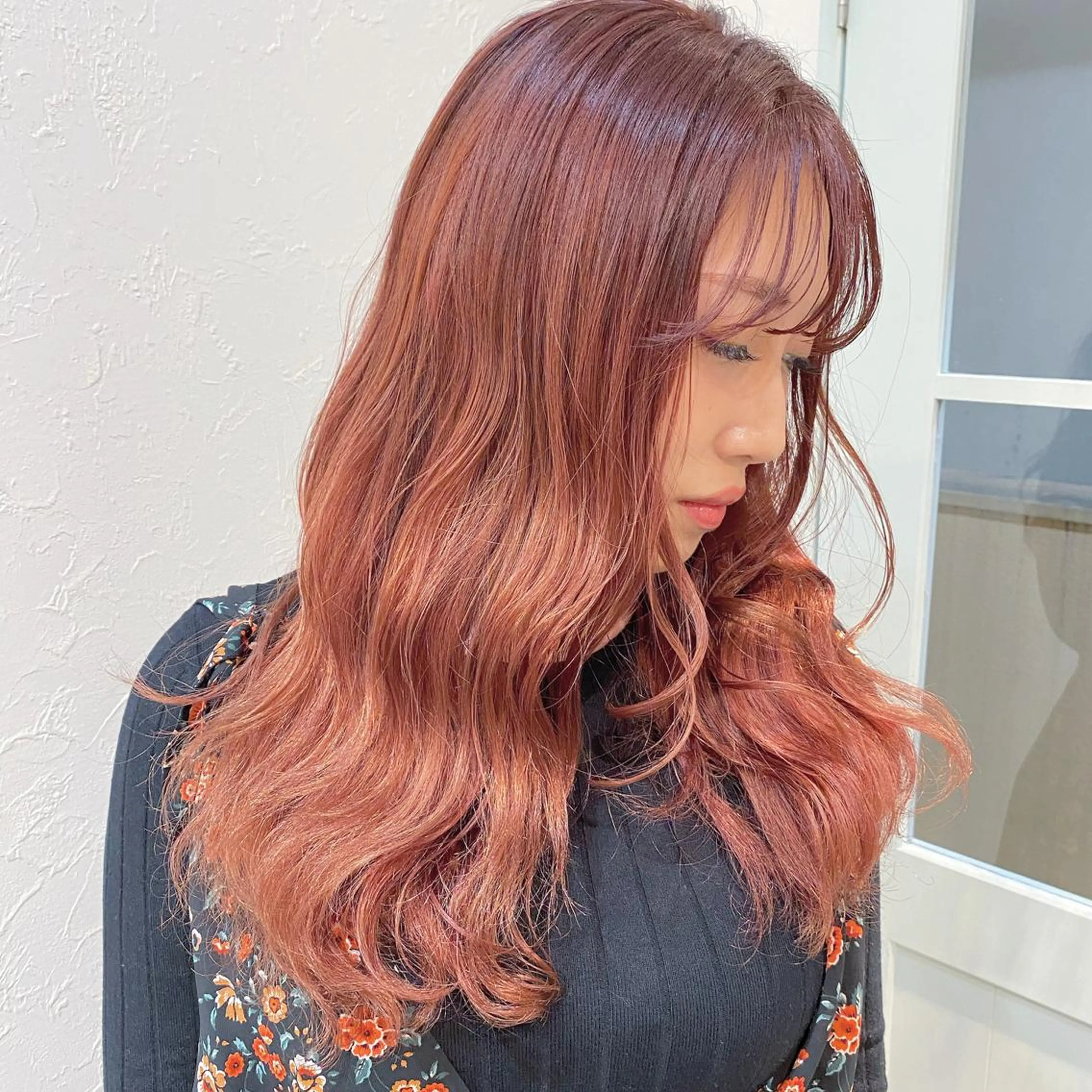 ロング ブリーチなしカラー レイヤーカットのヘアスタイル