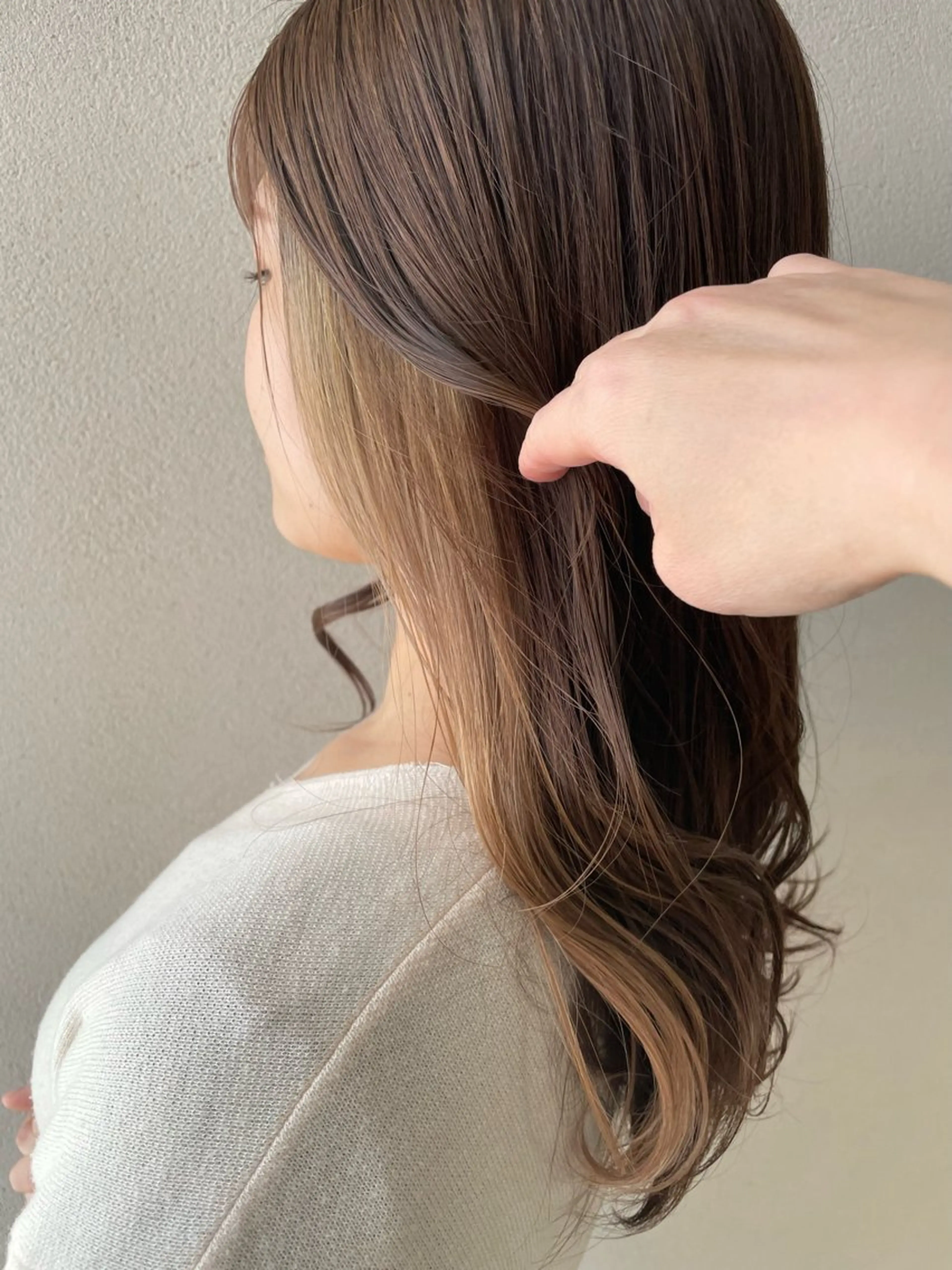 ロング カラー アッシュ ベージュカラー ブリーチ イヤリングカラー ラベンダーカラー ヘアカラー トリートメント 沢田 瞳のヘアスタイル