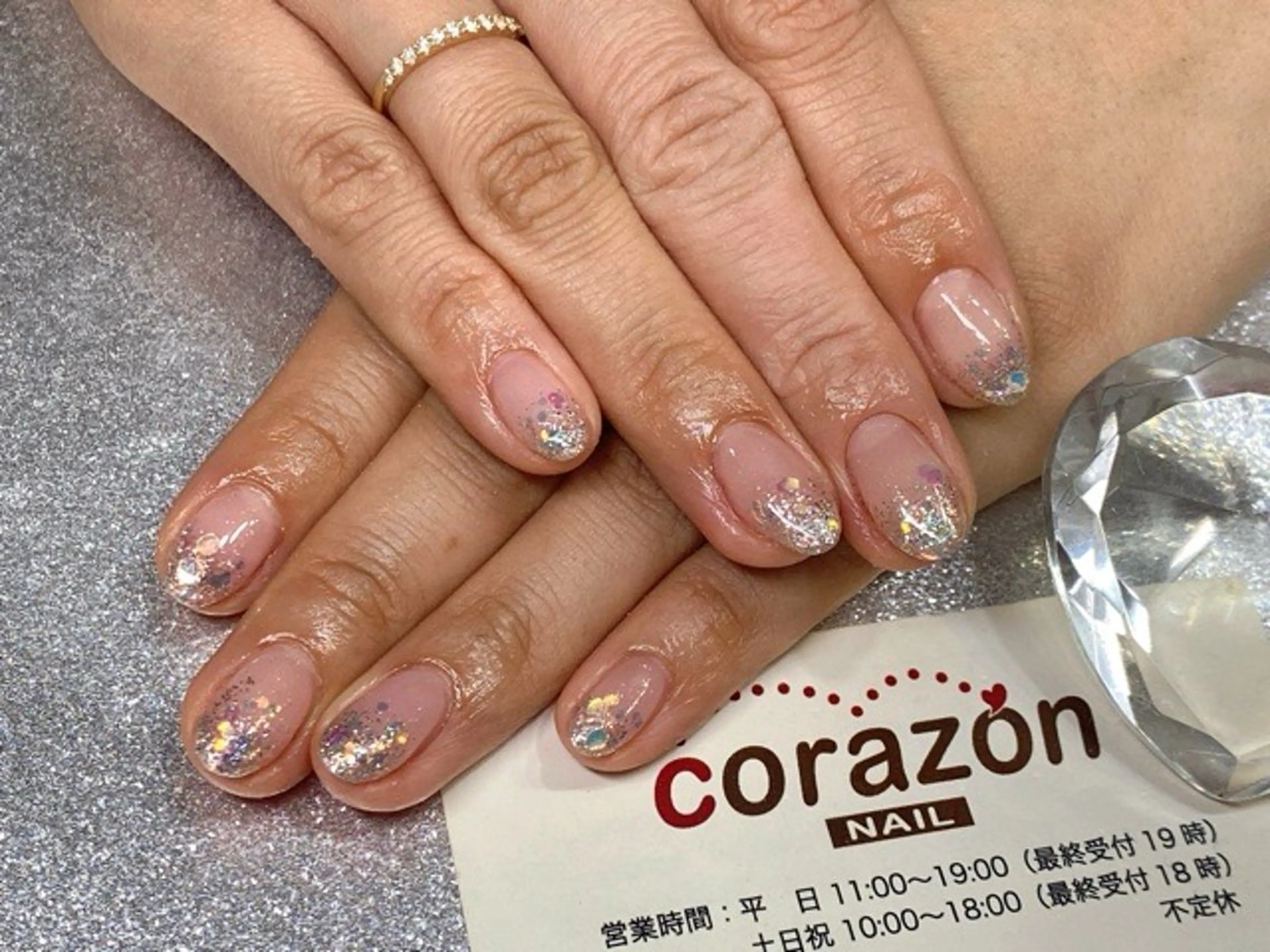 ネイル ホログラムネイル キラキラネイル ラメ(グリッター) ラメグラデーション シルバー ハンドネイル ハンドケア corazon所属・ネイリスト aicoのネイルデザイン