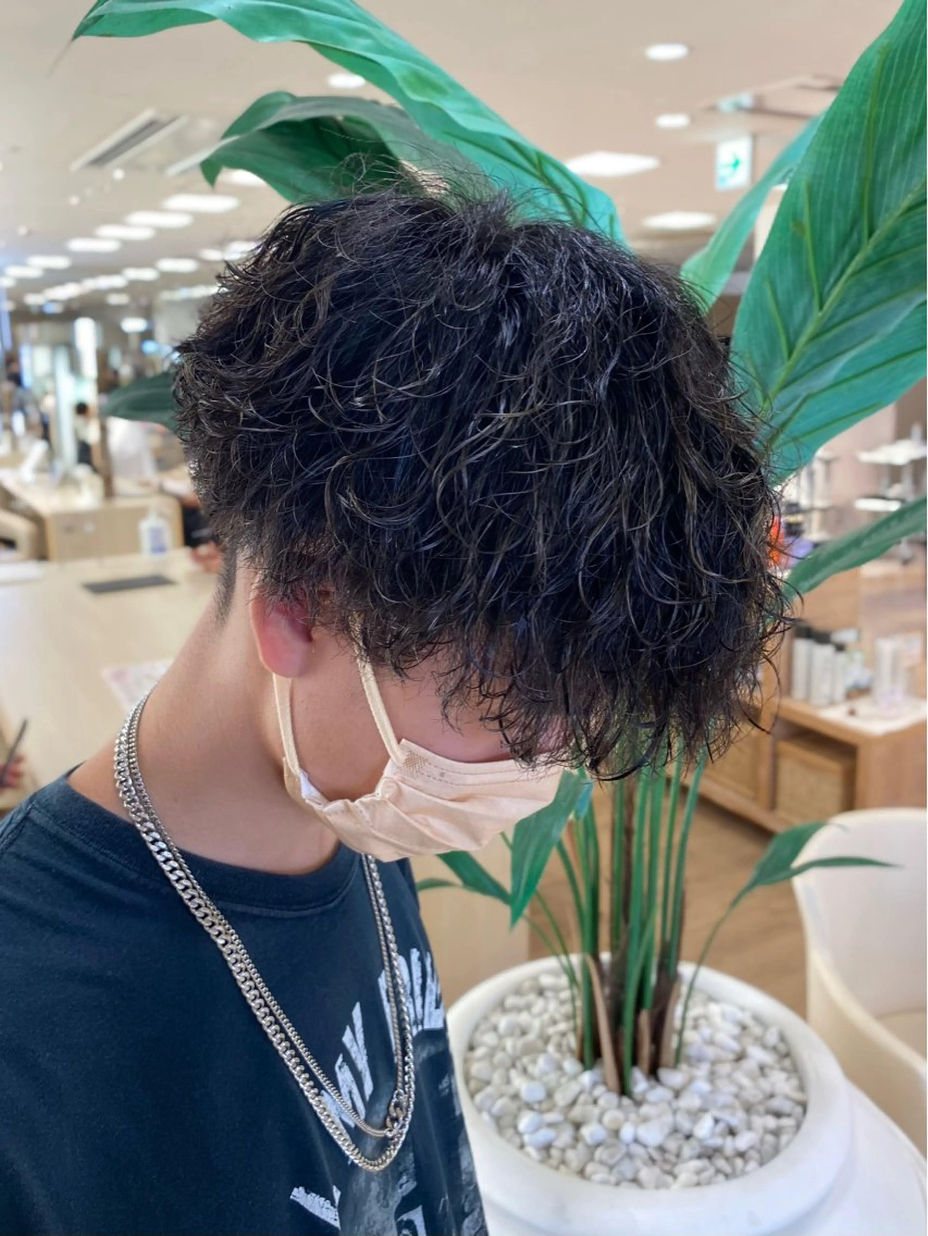 ショート パーマ メンズ 波巻きパーマ 銀座メンズパーマ🦚 ブリーチ🌿レイヤーのヘアスタイル