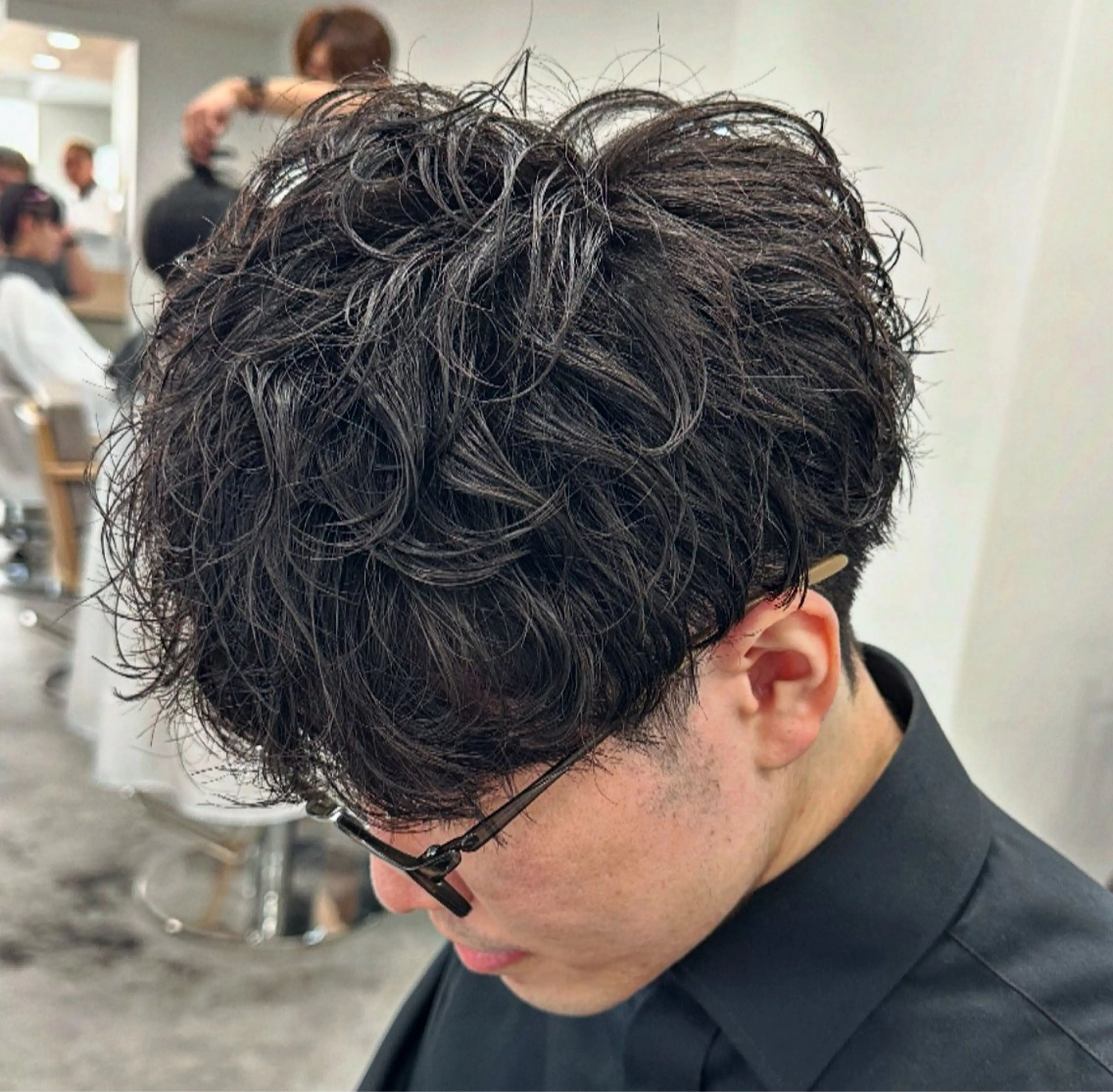 ミディアム パーマ メンズ ミディアムパーマ メンズパーマ カット パーマ cast 三宮所属・板岡 丈一のヘアスタイル