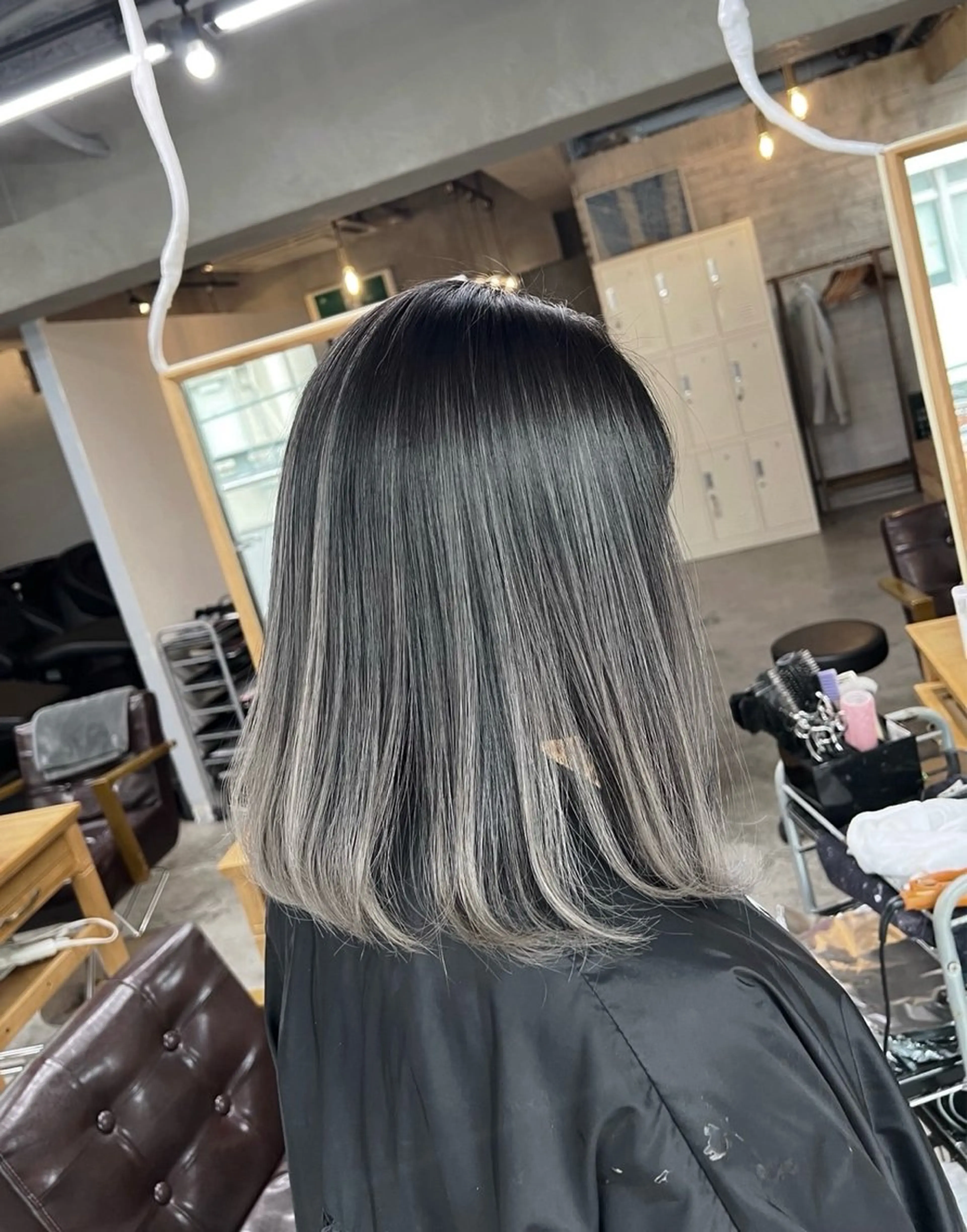 ミディアム カラー バレイヤージュ シルバー ホワイトシルバー レイヤーカット ヘアカラー トリートメント ROBIN所属・指名数No.1 /NAOYAのヘアスタイル