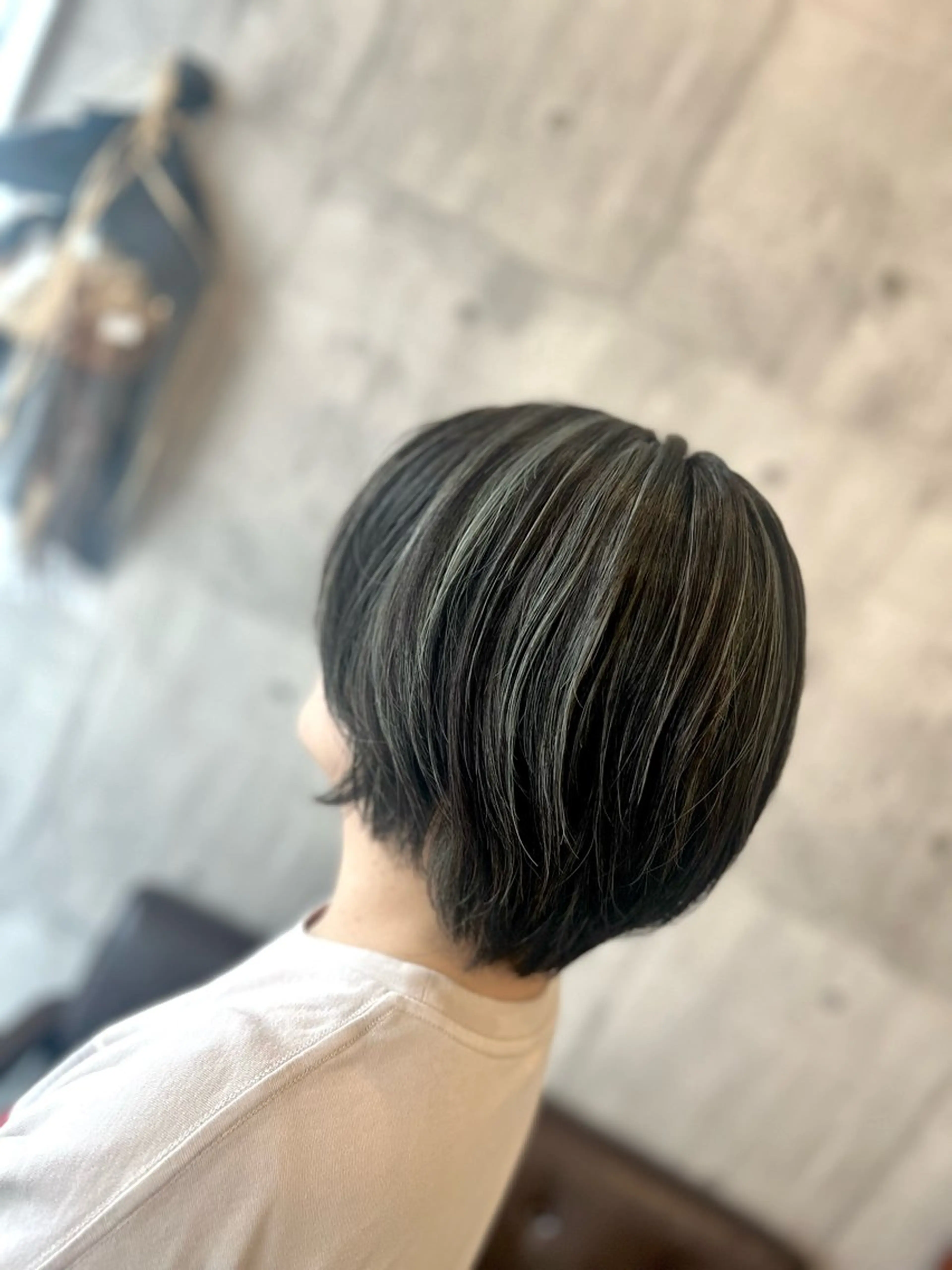 ショート カラー 黒髪 グレージュ ハイライトカラー カーキグレージュ ハイライト ヘアカラー Style Tのヘアスタイル
