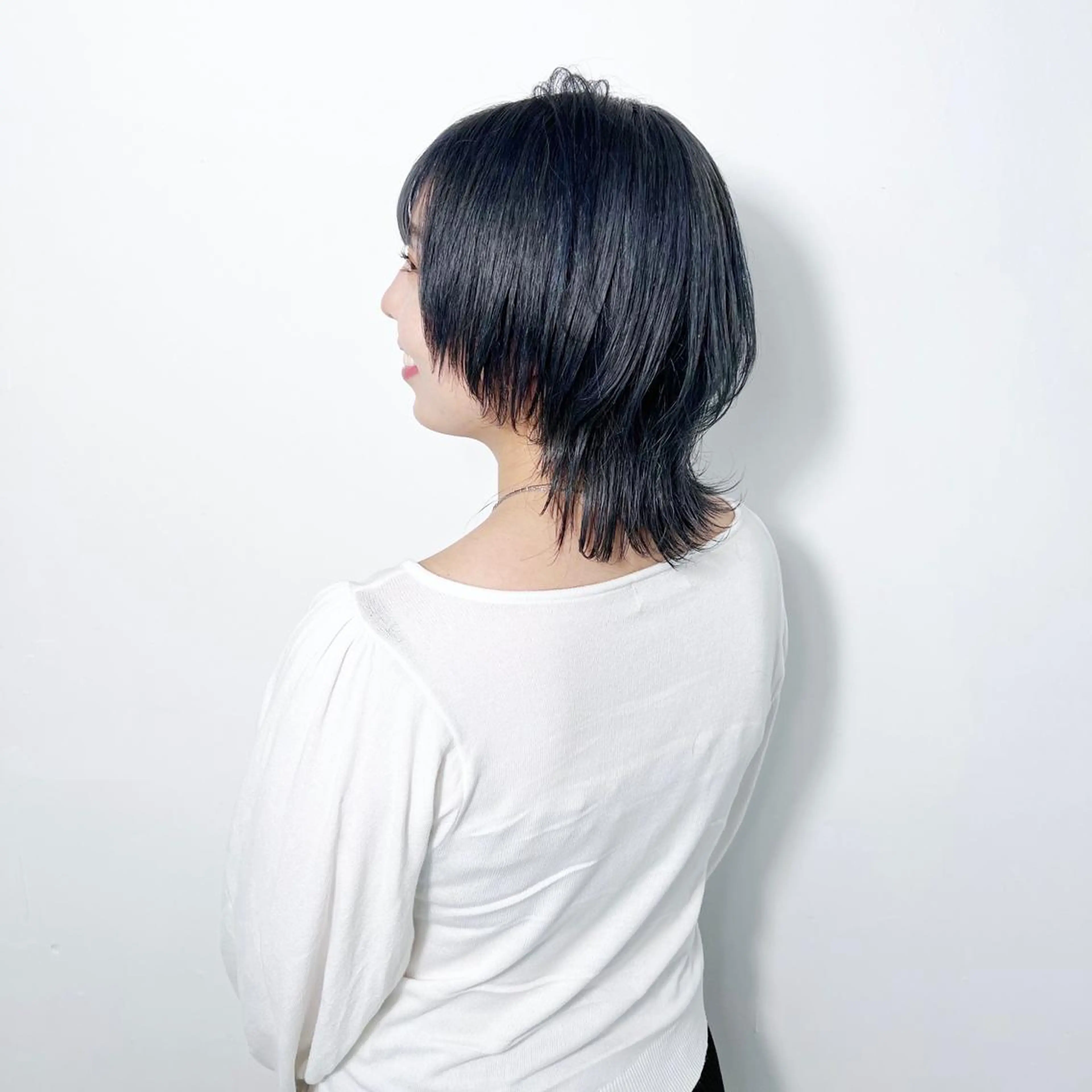 ショート カラー ヘアアレンジ ショートレイヤー ミストバング ブリーチ ブルーカラー イヤリングカラー ヘアカラー トリートメント 大橋 拓巳のヘアスタイル