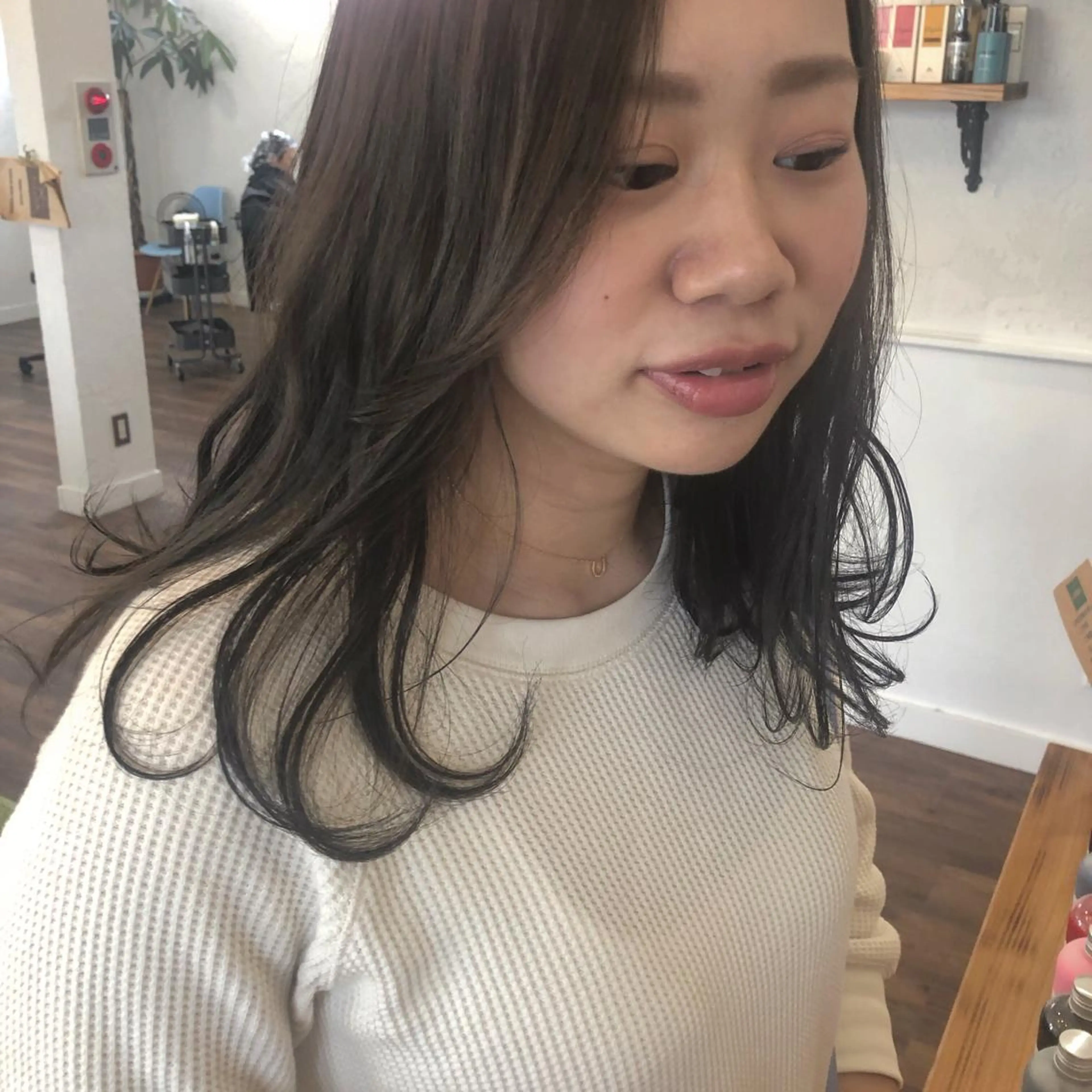 セミロング カラー 透明感カラー ダークグレー ダークグレージュ グレージュ カット ヘアカラー 江原 彩華のヘアスタイル