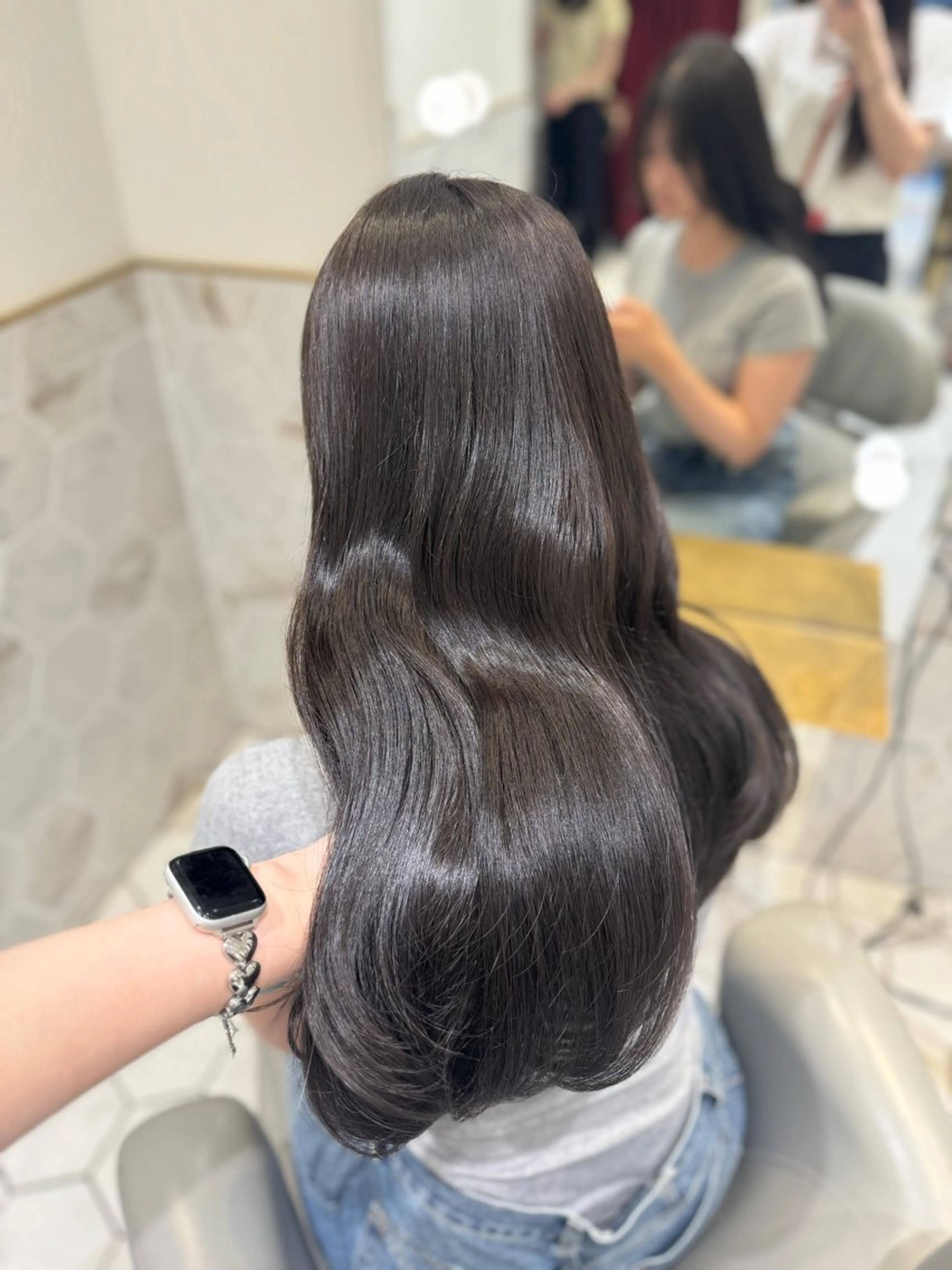 ロング カラー グレージュ オリーブグレージュ オリーブグレー ヘアカラー costes 今井芽依のヘアスタイル