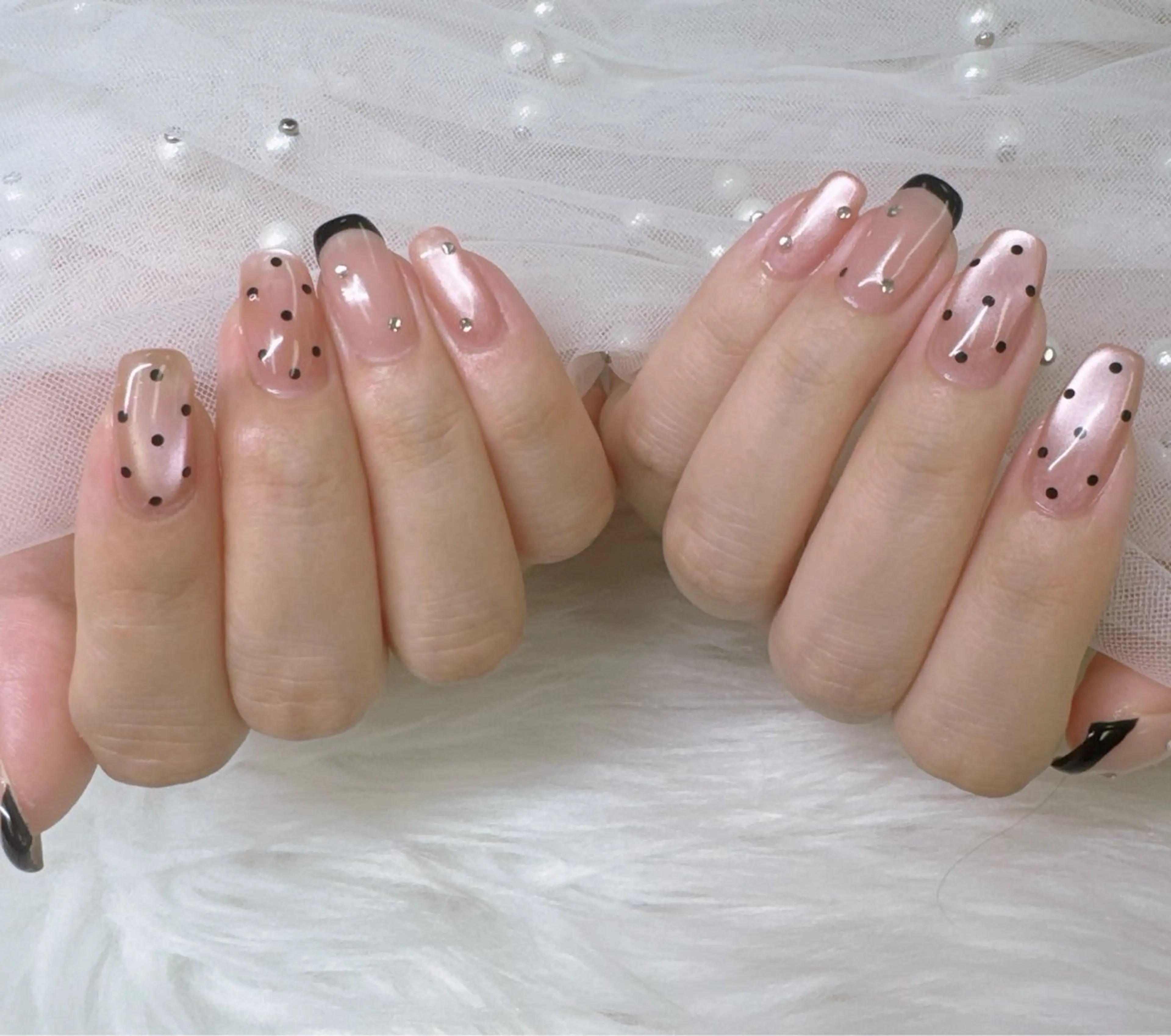ネイル ボルドー チークネイル ドット 長さ出し フレンチネイル ハンドネイル クイーンズネイル銀座所属・Queeens nailのネイルデザイン