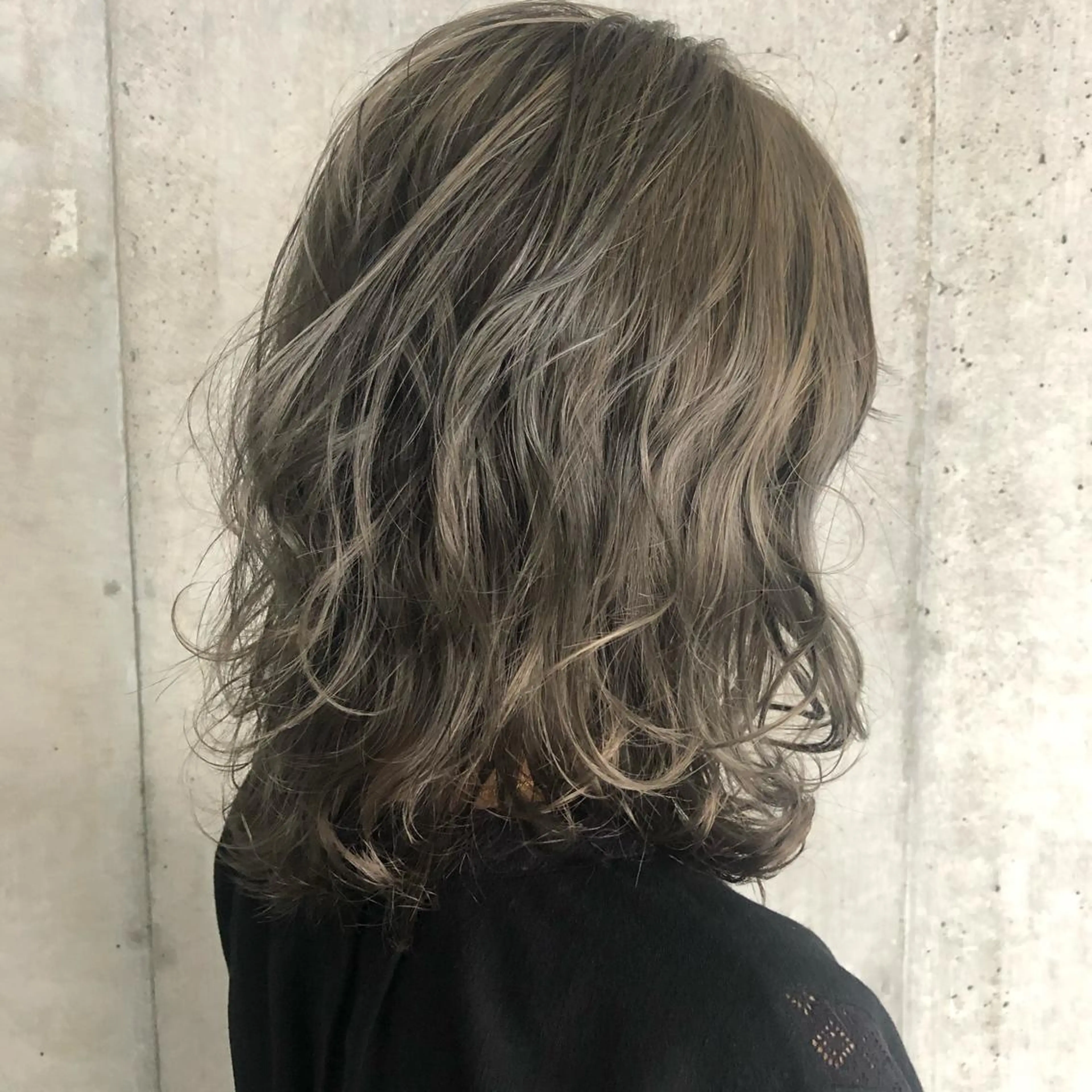 セミロング カラー ZOA classic hair所属・東 みのりのヘアスタイル