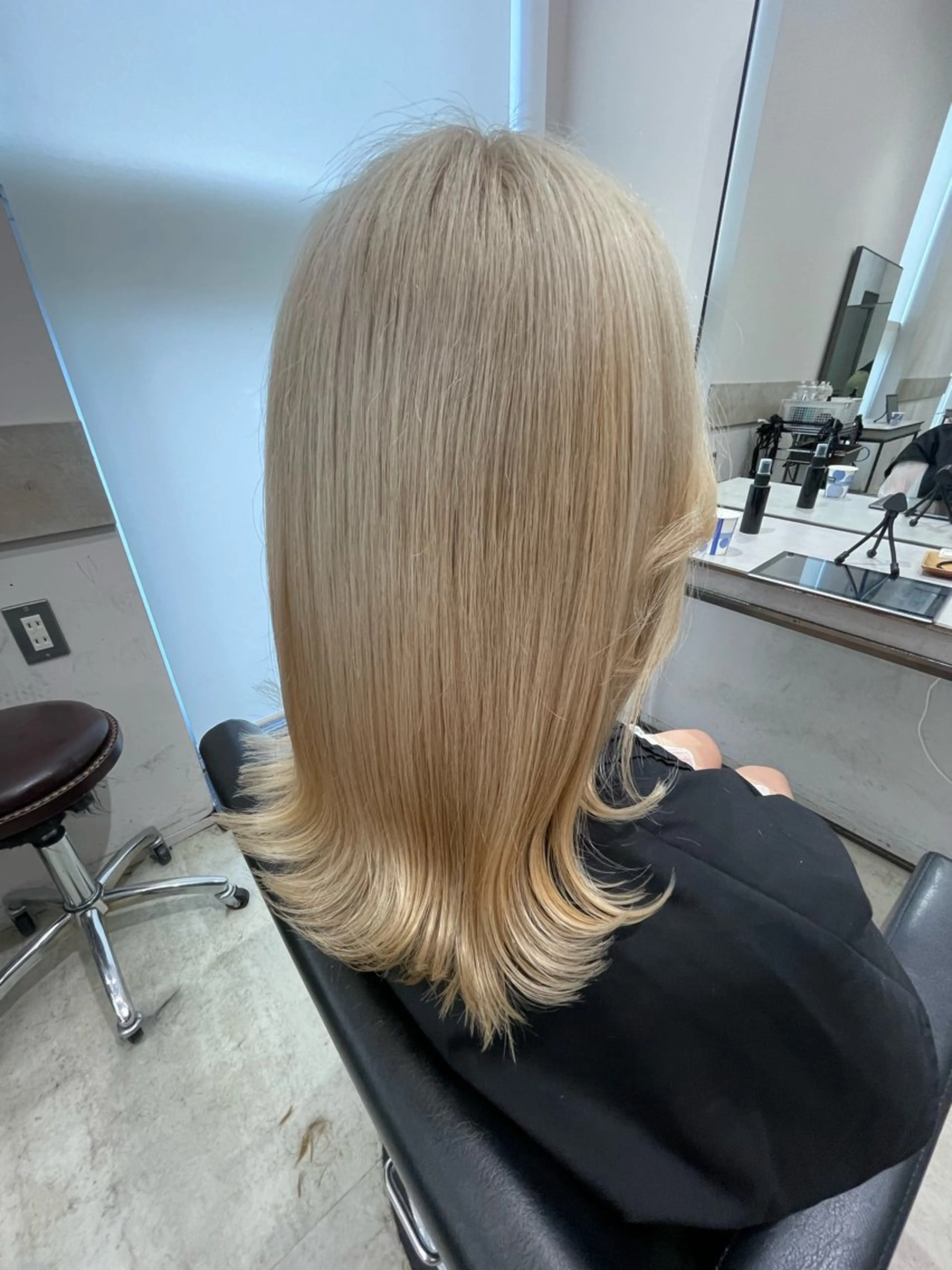 セミロング カラー ベージュカラー ブリーチ ハイトーンカラー ホワイトベージュ トリートメント カット ヘアカラー トリートメント 透明感カラー✨艶髪 制作🌱山根あゆみのヘアスタイル