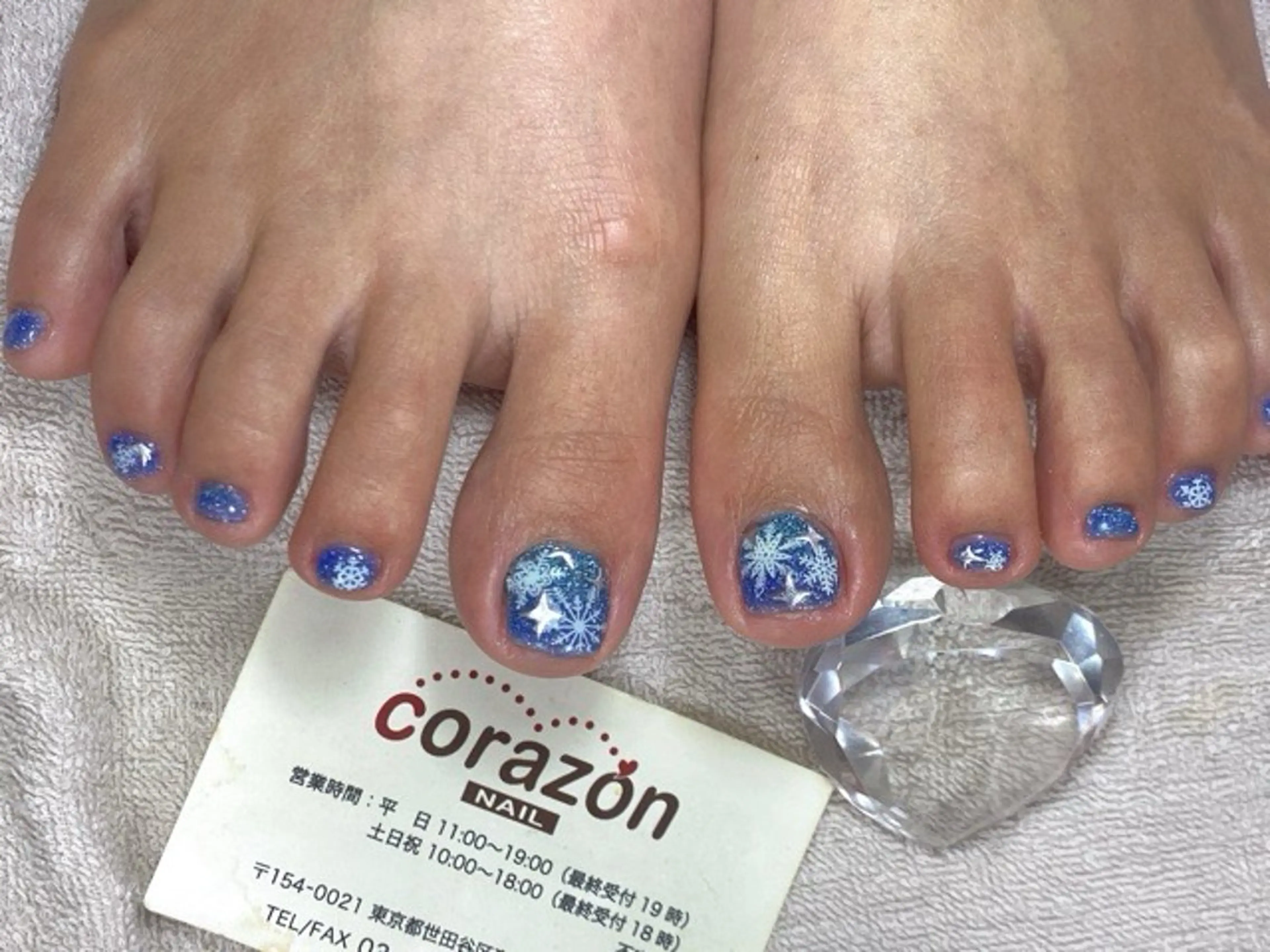 ネイル ブルー フラッシュネイル フットネイル ラメ(グリッター) 水色 フットネイル corazon所属・ネイリスト aicoのネイルデザイン