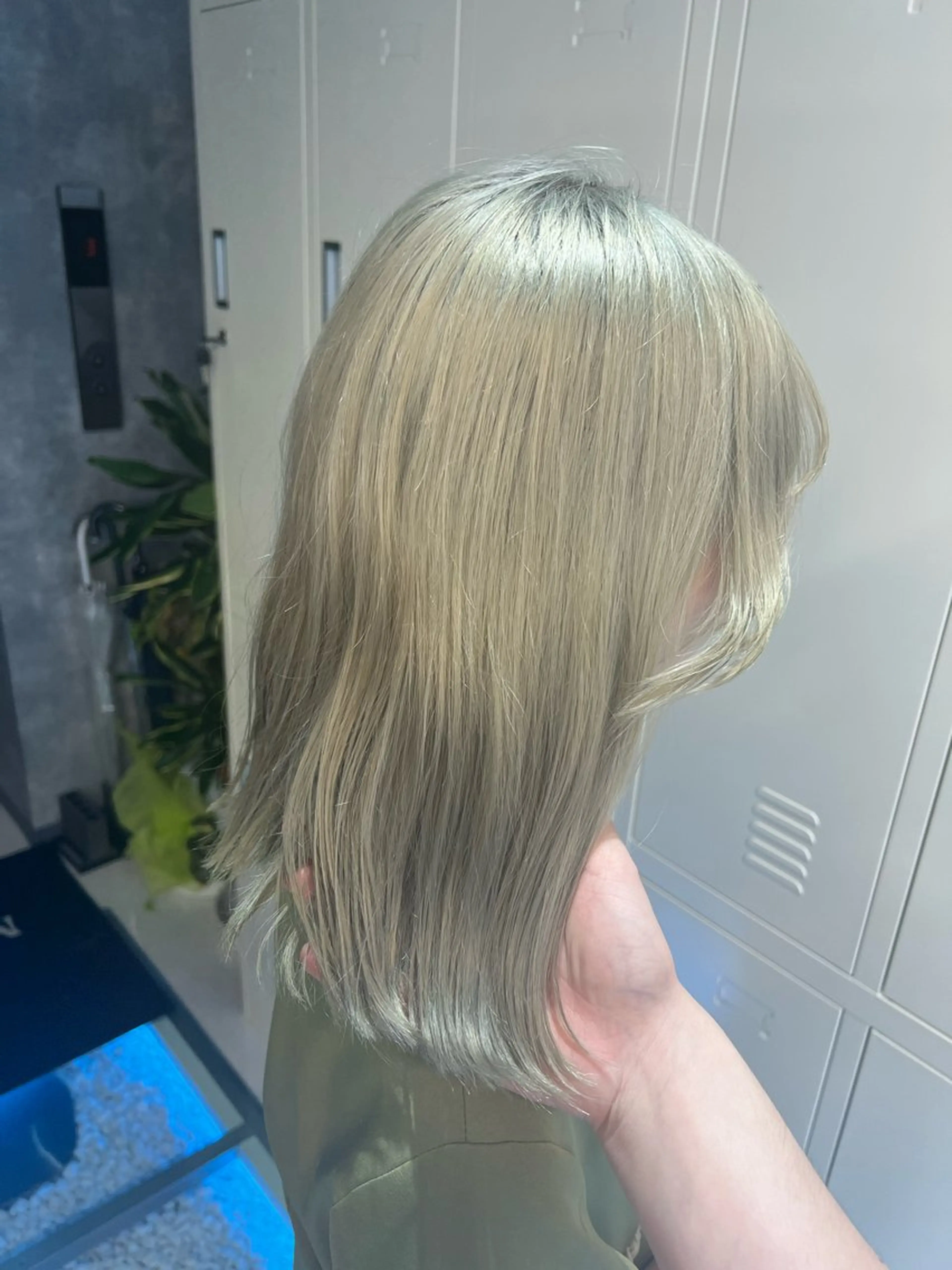 セミロング カラー ヘアカラー トリートメント ヘアセット 👑高評価多数エク ステ×ハイトーン唯澄のヘアスタイル