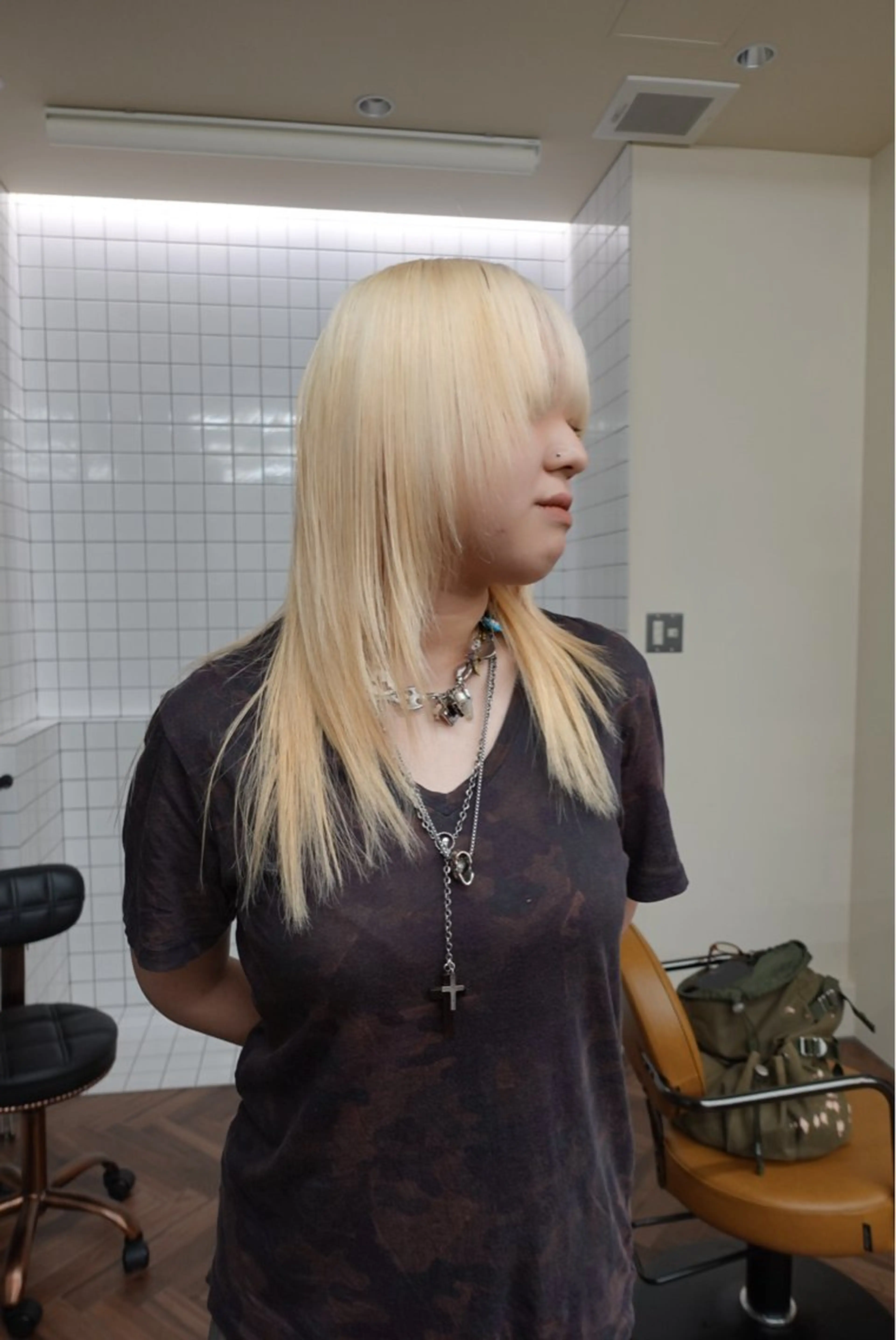 ミディアム カラー アッシュ アッシュブラウン ブリーチ ブラウンカラー ケアブリーチ ヘアカラー トリートメント ヘアセット ニュアンスレイヤー ハイトーンカラーのヘアスタイル