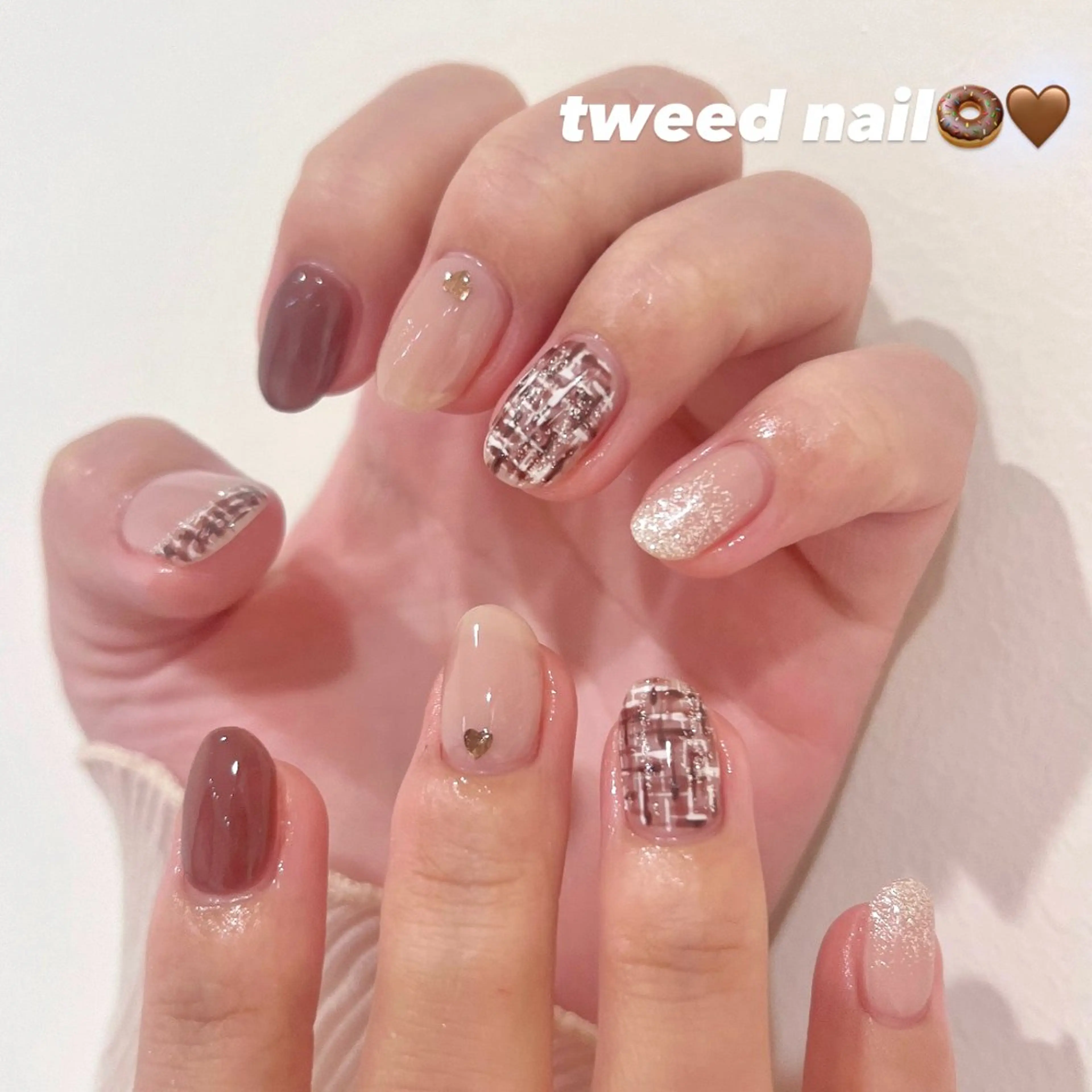 ネイル ハート 持ち込み ワンカラーネイル ツイードネイル ハンドネイル 🎀チーク/ちゅるん 🫧chisa🎀のネイルデザイン