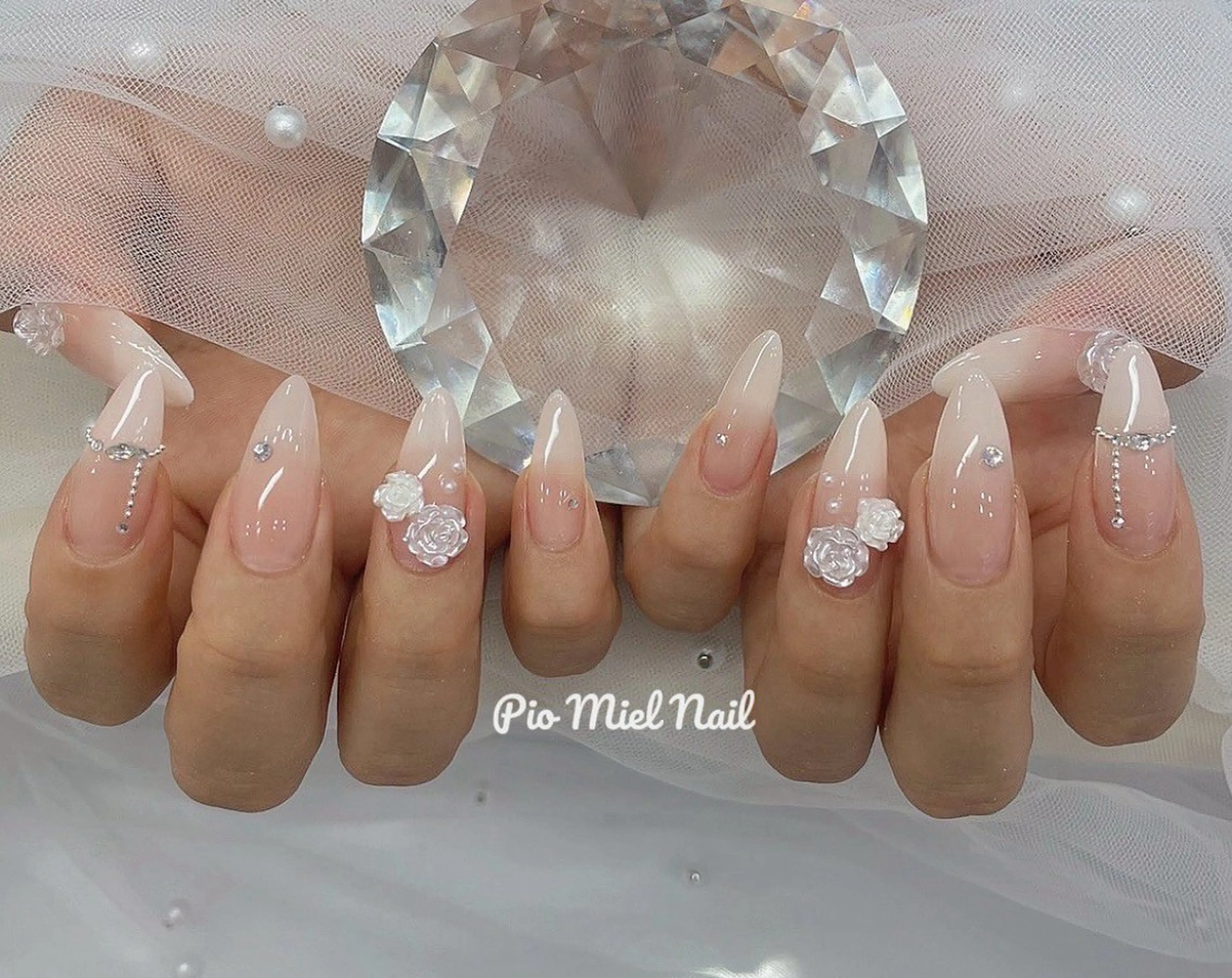 ネイル フラワーネイル フレンチネイル ピンク ストーンネイル ブライダルネイル ハンドネイル momo 長さだしのネイルデザイン