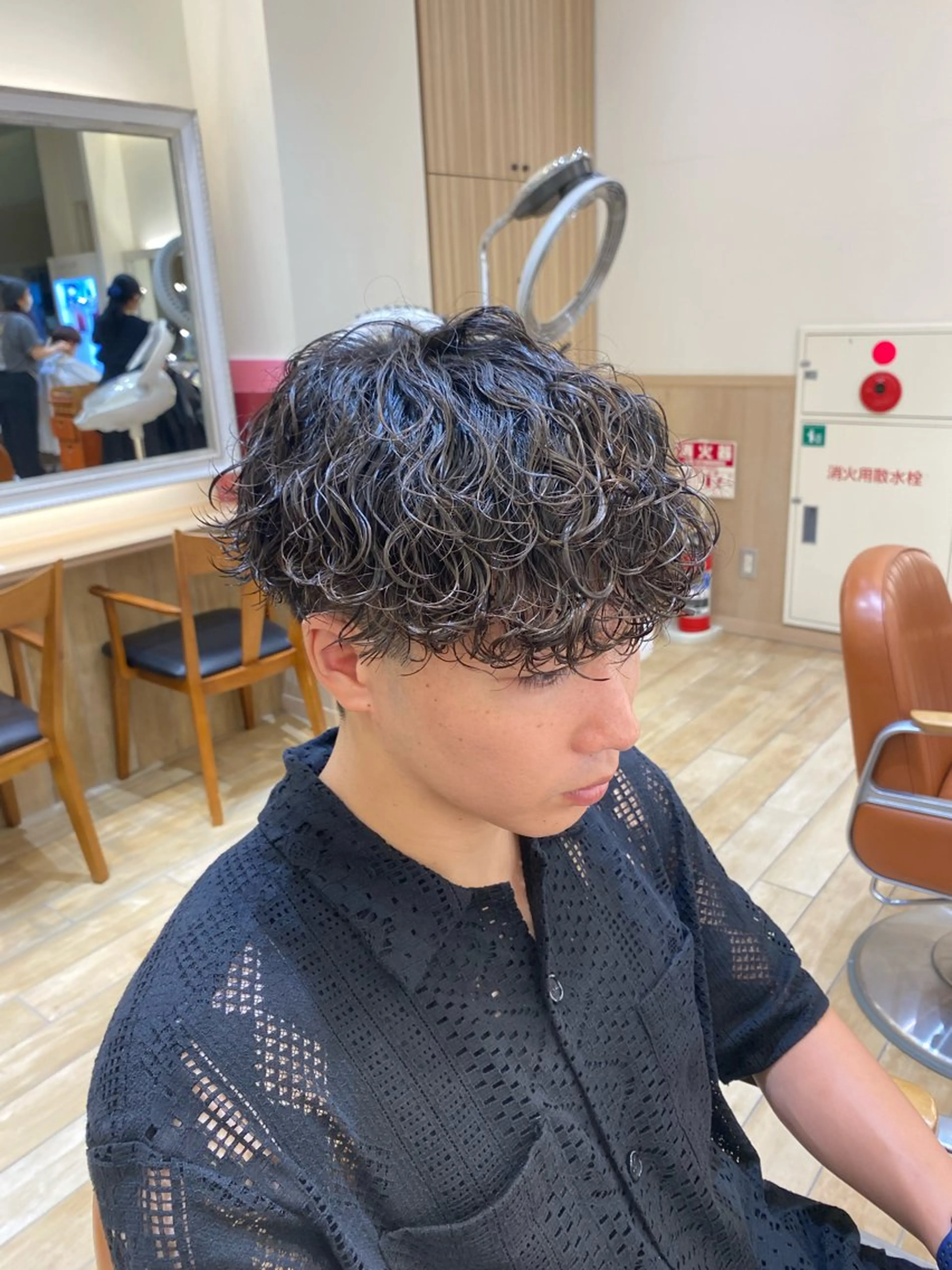 ミディアム カラー パーマ メンズ ミディアムパーマ メンズパーマ カット パーマ トリートメント ヘアセット 新宿スペインカール ヨモギダのヘアスタイル