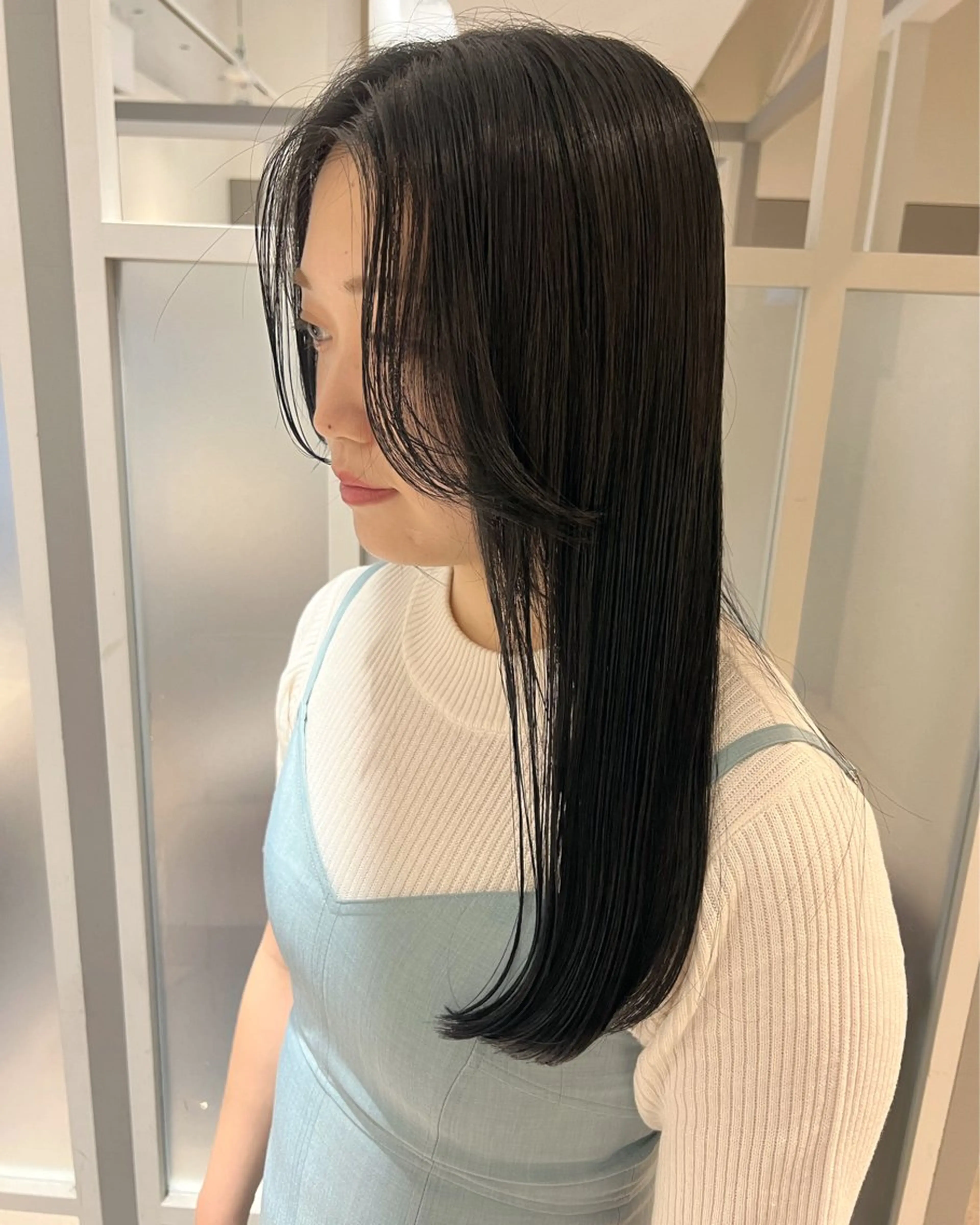 ロング カラー ブルーカラー 透明感カラー ダークグレー レイヤーカット カット ヘアカラー トリートメント 暗髪カラー🫐パーマ おくだりんかのヘアスタイル