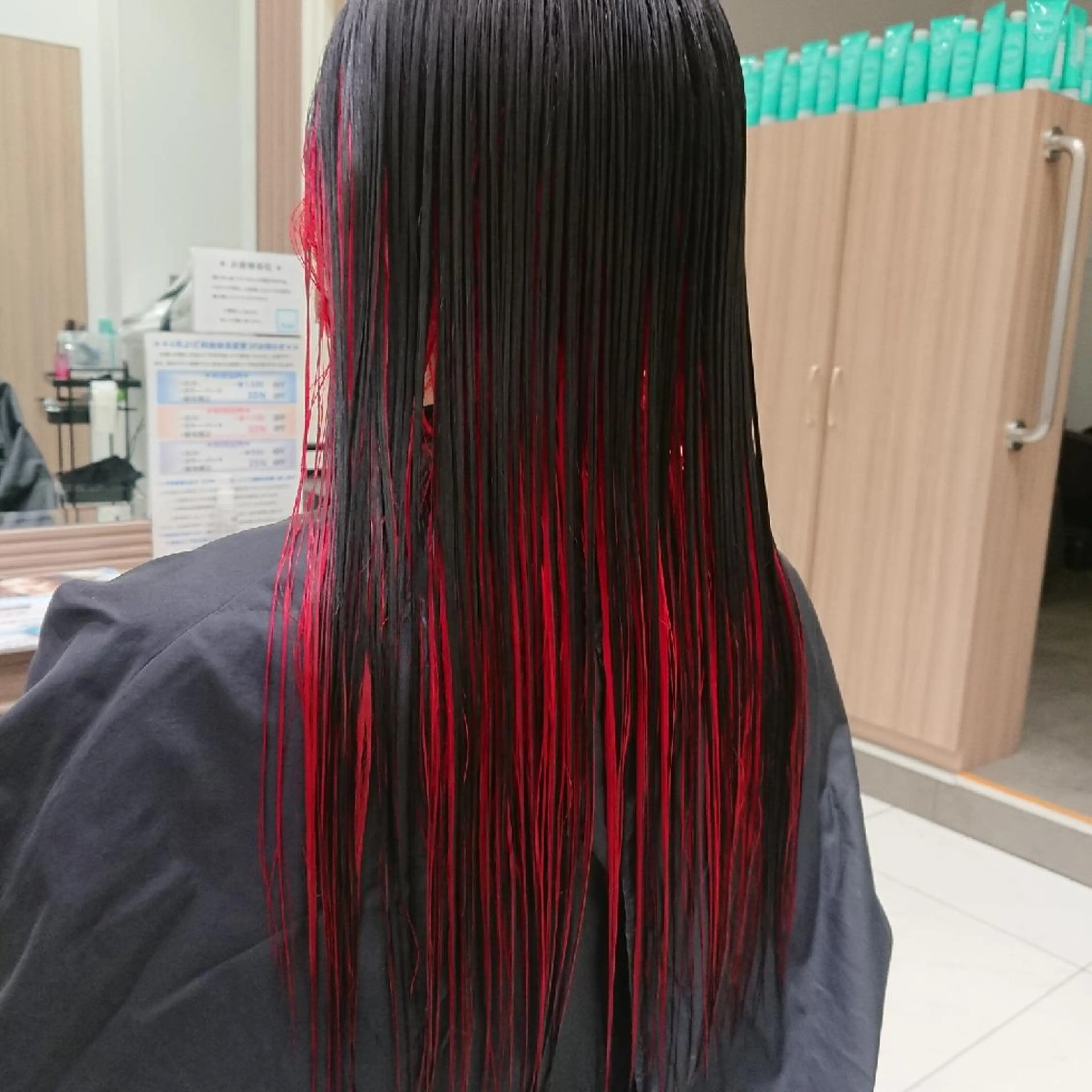 セミロング カラー 黒髪 ブリーチ ケアブリーチ インナーカラー レッドカラー ヘアカラー トリートメント あらげ 🌈推しカラー🌈ᵕのヘアスタイル