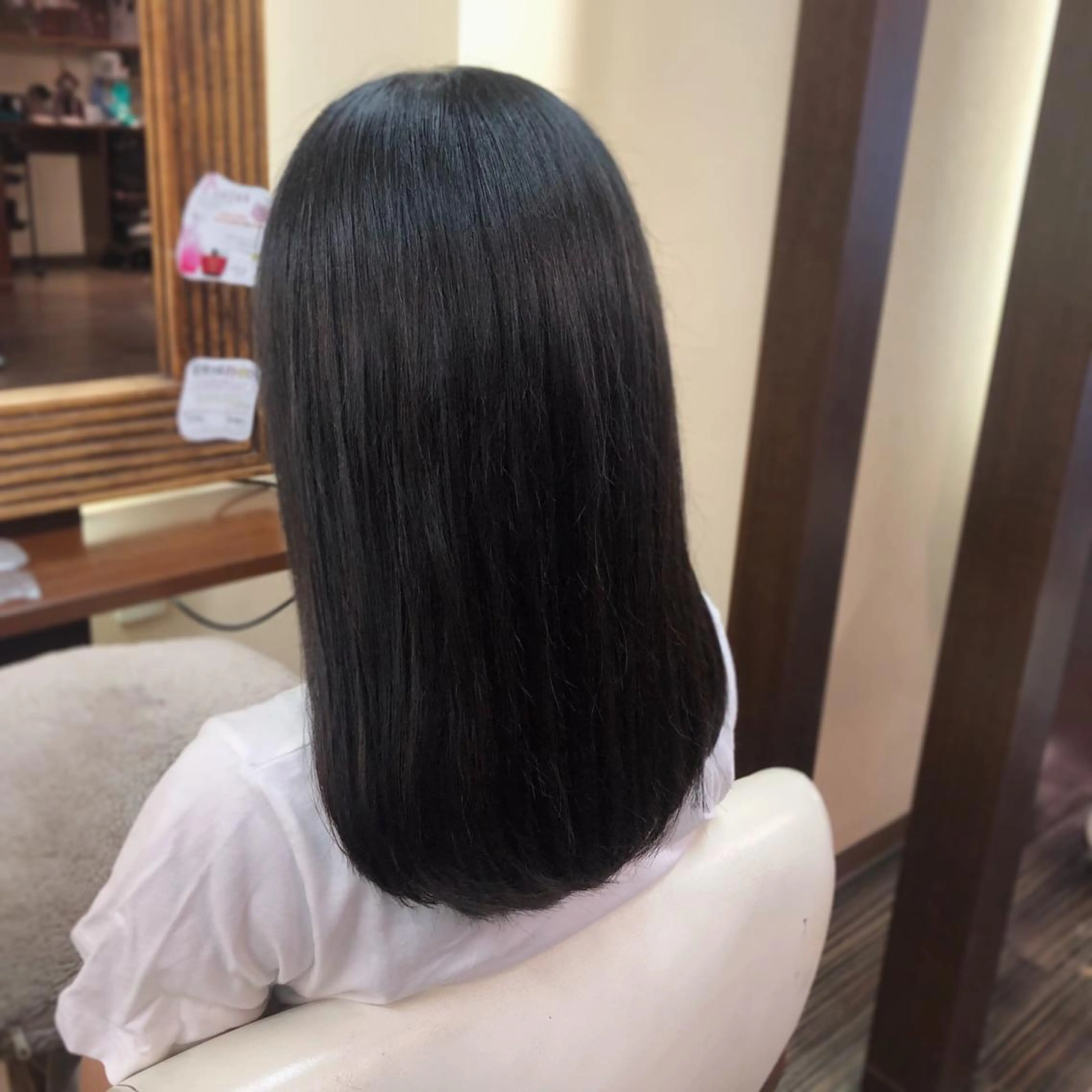 セミロング カラー ヘアカラー トリートメント 山崎 絵莉香のヘアスタイル