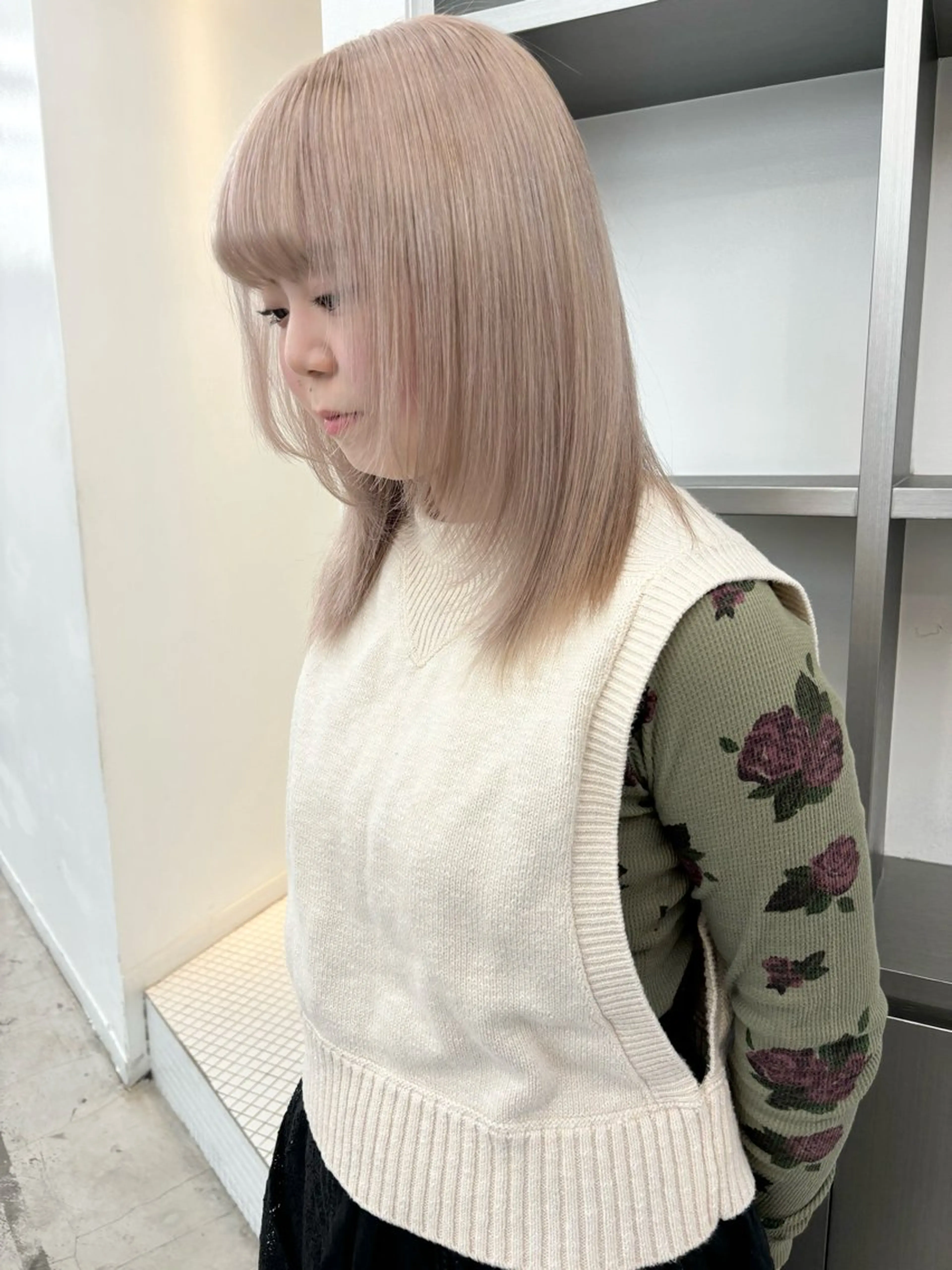 ミディアム カラー ヘアアレンジ ベージュカラー ラベンダーカラー ラベンダーベージュ ホワイトベージュ ヘアカラー トリートメント 🎨ハイトーン/ 切りっぱなし みつきのヘアスタイル