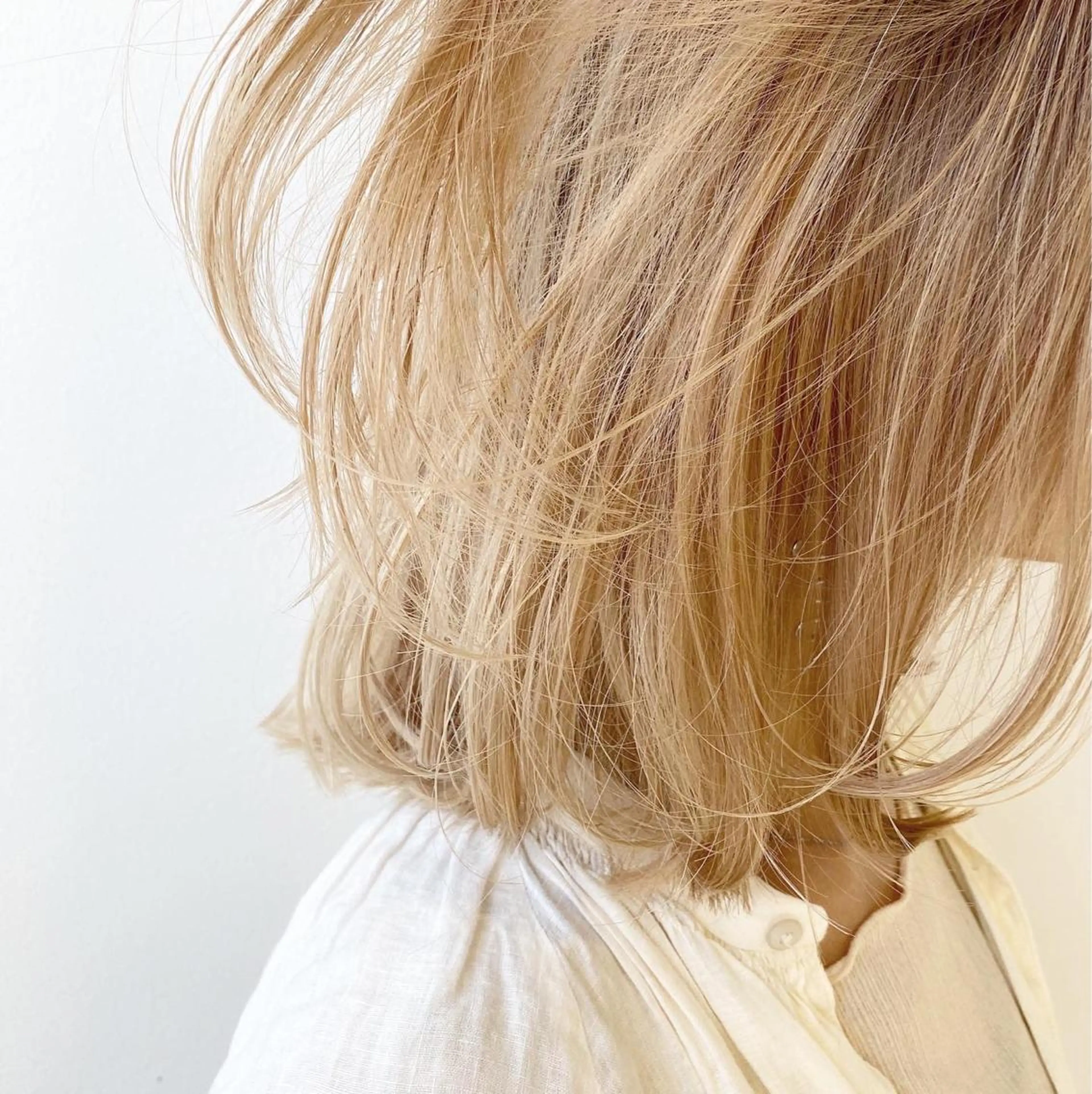 セミロング カラー ブリーチ ケアブリーチ ハイトーンカラー 【ブリーチカラー】 🌈ALIVE若山葵のヘアスタイル