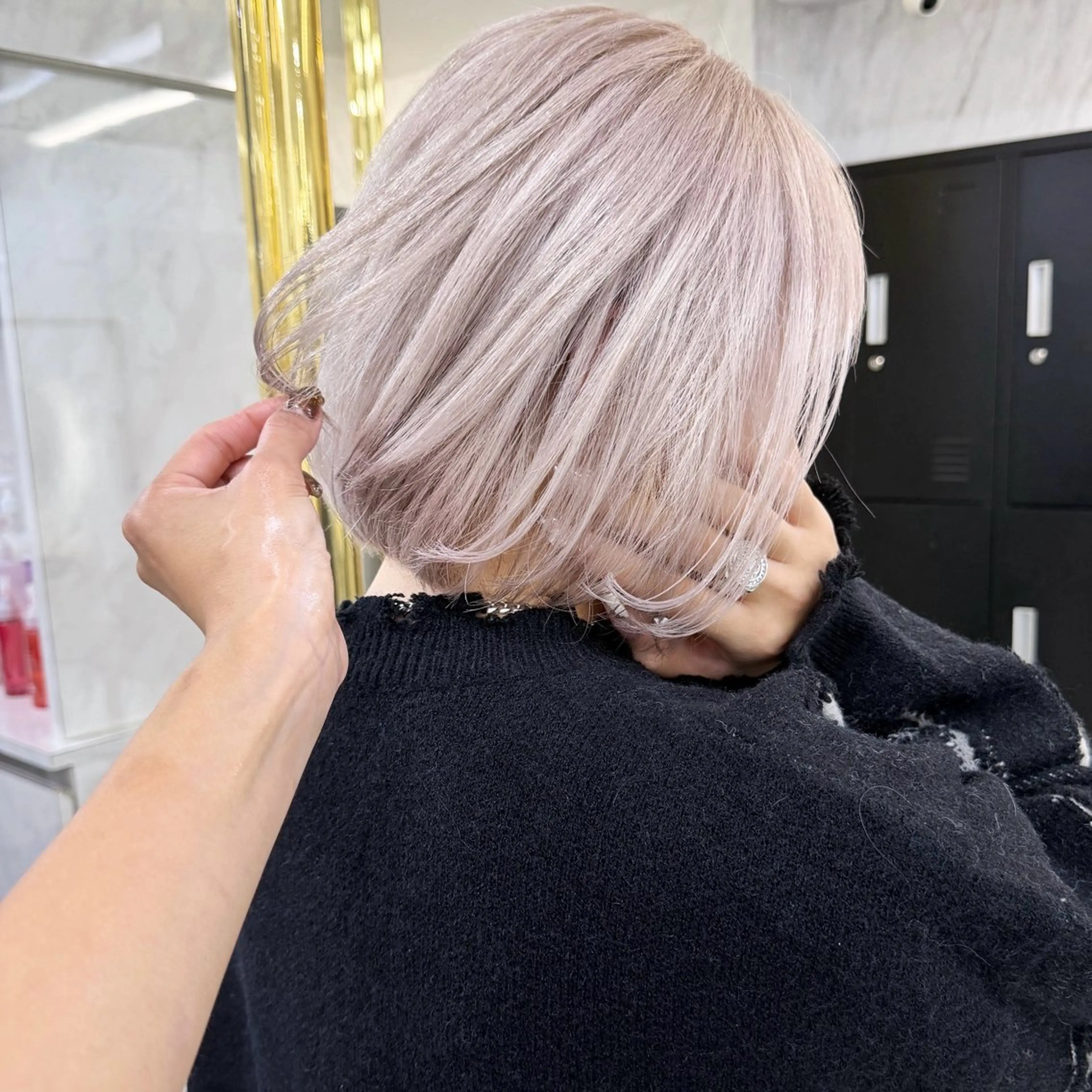 ショート カラー シールエクステ ハイトーンカラー エクステ ヘアカラー シールエクステ特化 ハイトーン、NANAのヘアスタイル