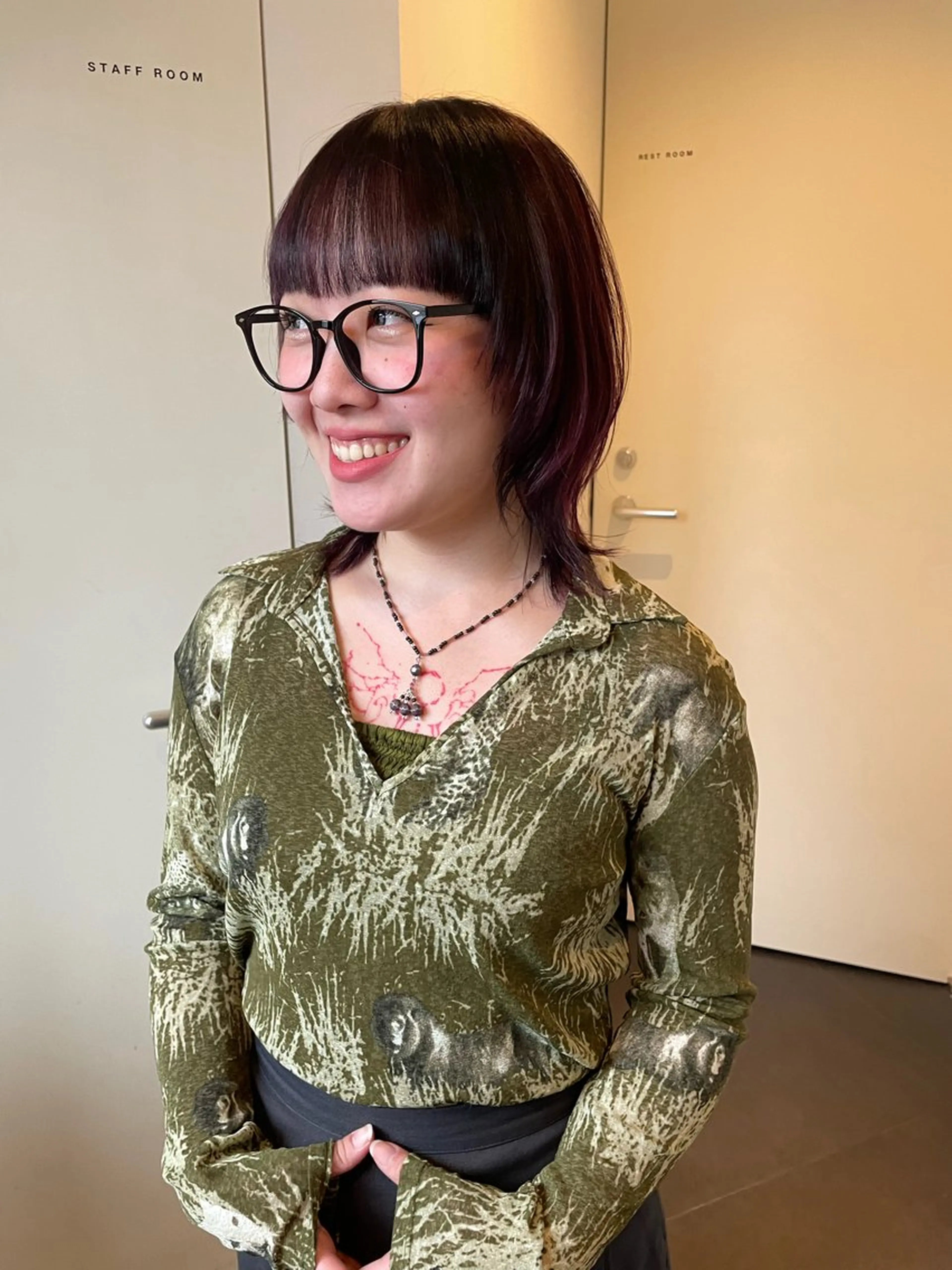 ミディアム カラー ミストバング ブリーチ ボルドーカラー ケアブリーチ デザインカラー ヘアカラー トリートメント MIU/ルーツカラー ボブ/顔周りレイヤーのヘアスタイル