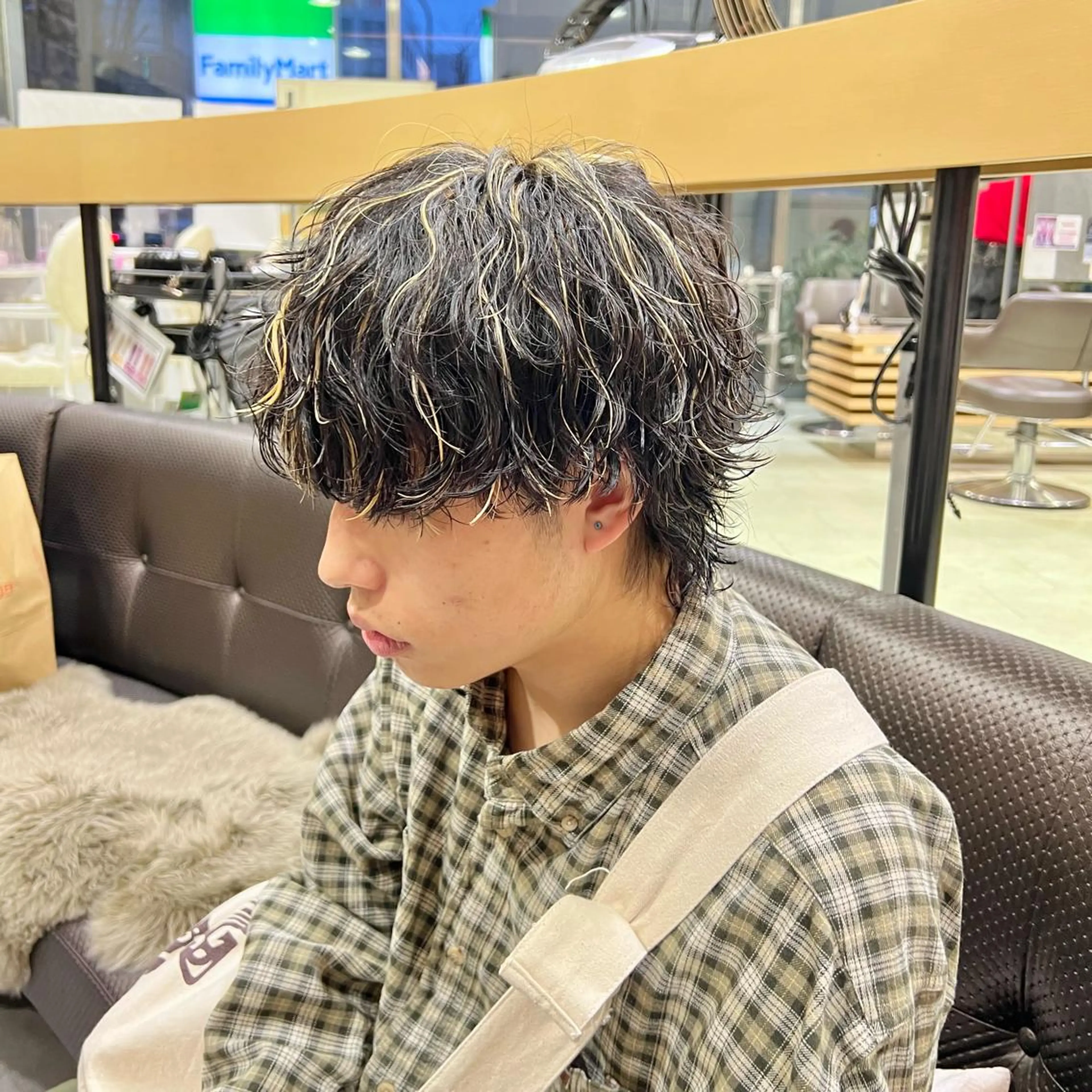 ショート カラー パーマ メンズ アイブロウ カット ヘアカラー パーマ ダウンパーマ🇰🇷 毛流れパーマ【かな】のヘアスタイル