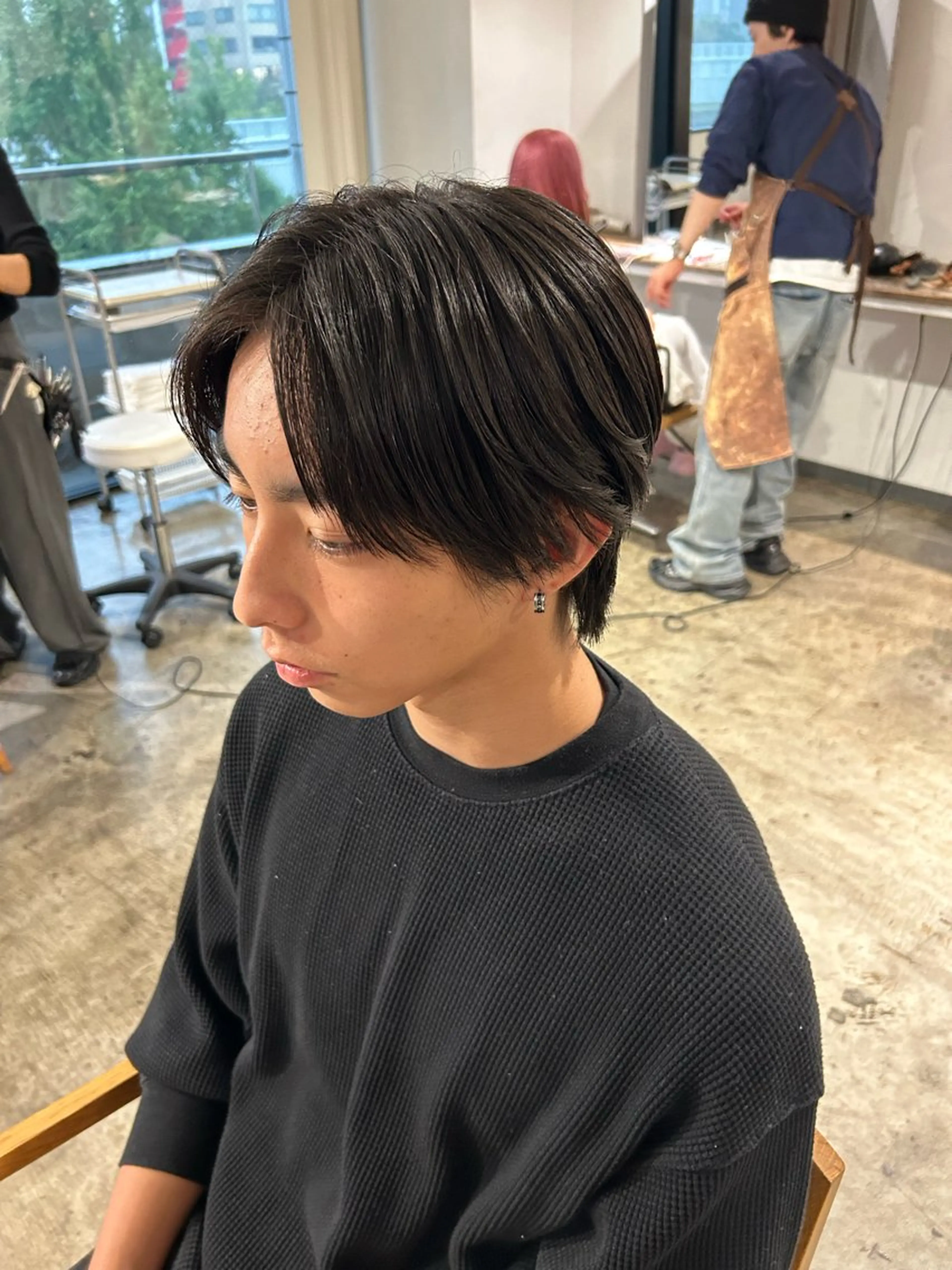 ショート メンズ センターパート ダウンパーマ カルマパーマ メンズ韓国風 マッシュウルフ カット フェザーパーマ癖毛 曲がる縮毛矯正森岡のヘアスタイル