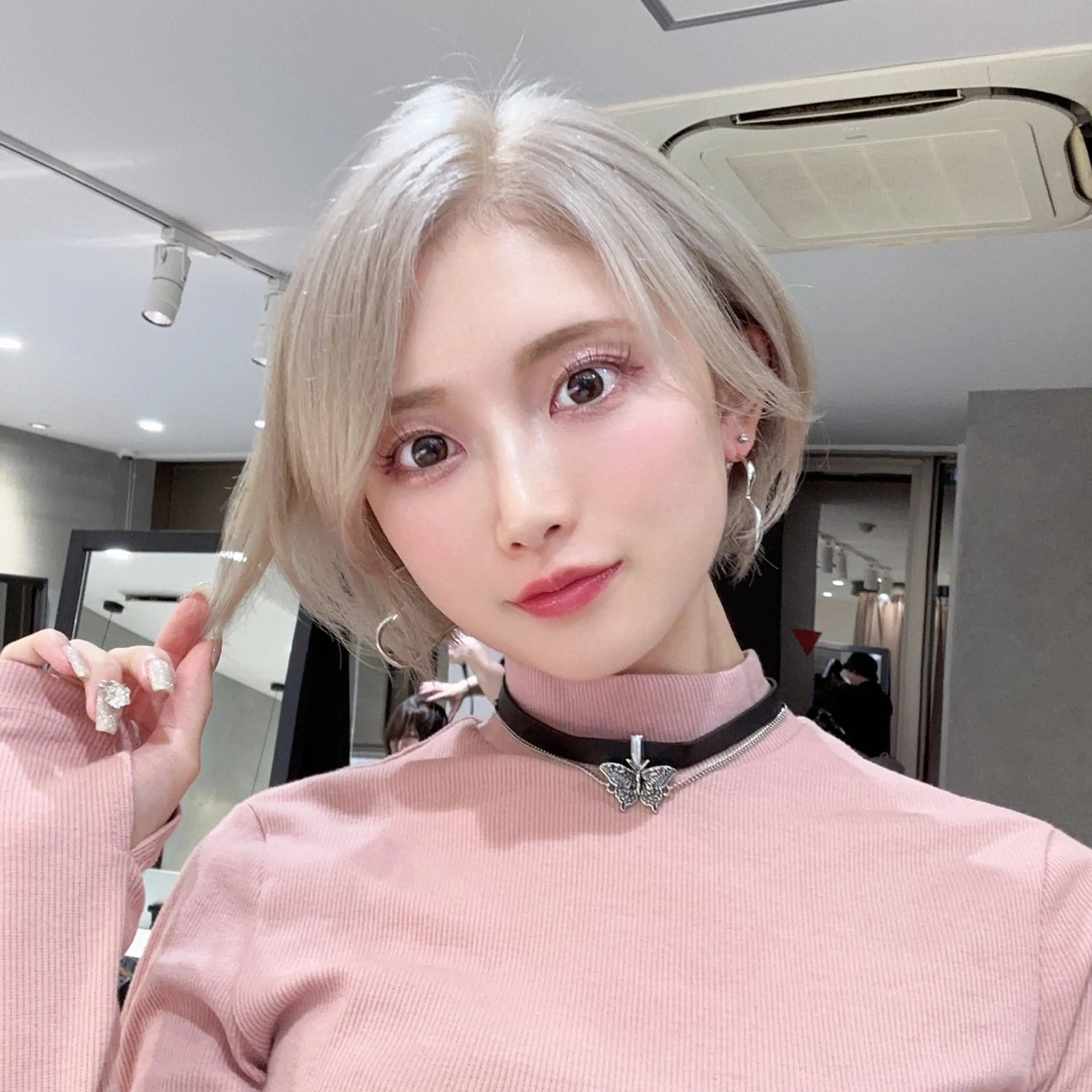 ショート カラー 💛ブリーチ&カット LEON🩶のヘアスタイル