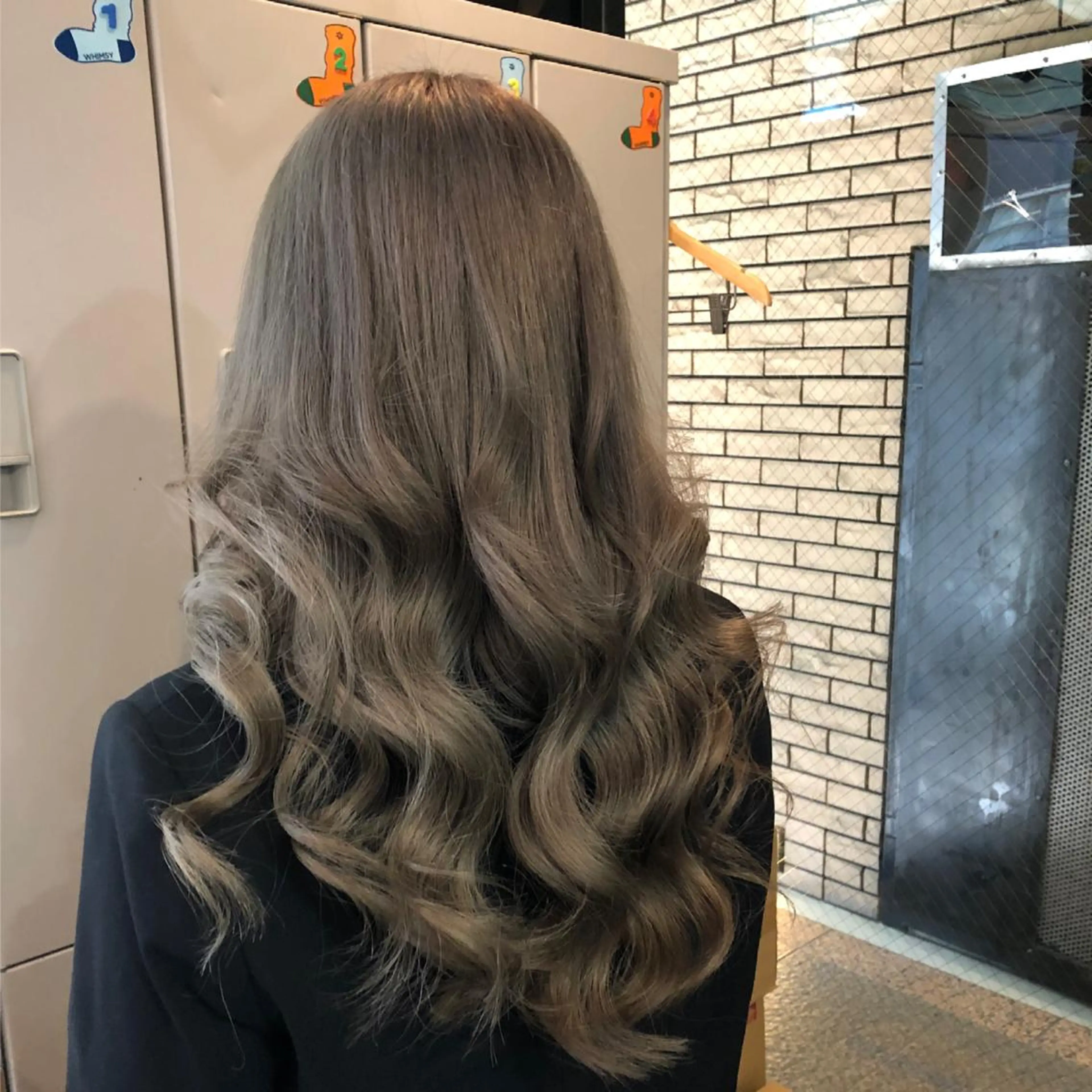 ロング カラー ブリーチ グレージュ エクステ カット ヘアカラー トリートメント alpha. カラーエクステ下妻のヘアスタイル