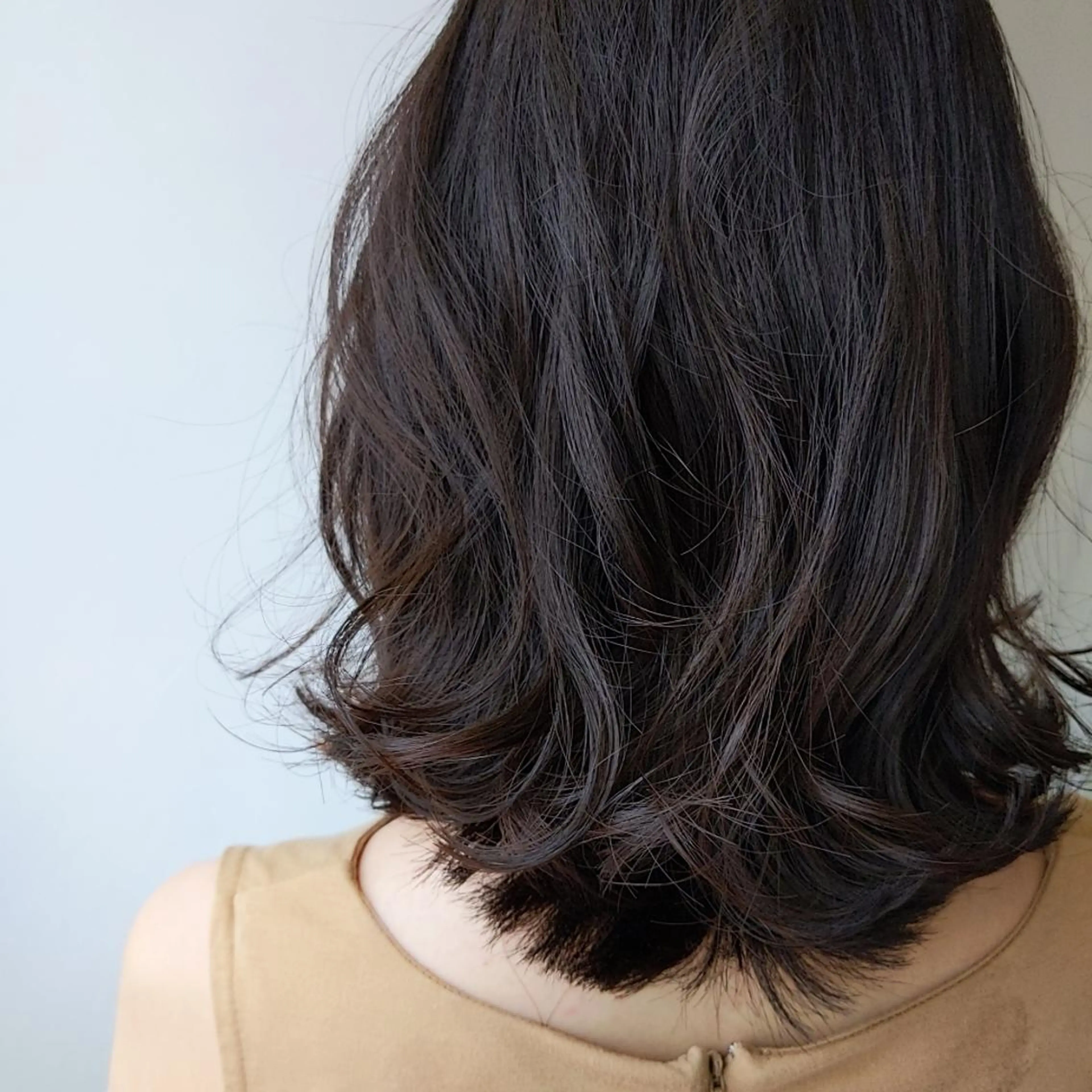 ミディアム 外ハネヘア 髪質改善アンブリーチ 店長みやけななのヘアスタイル