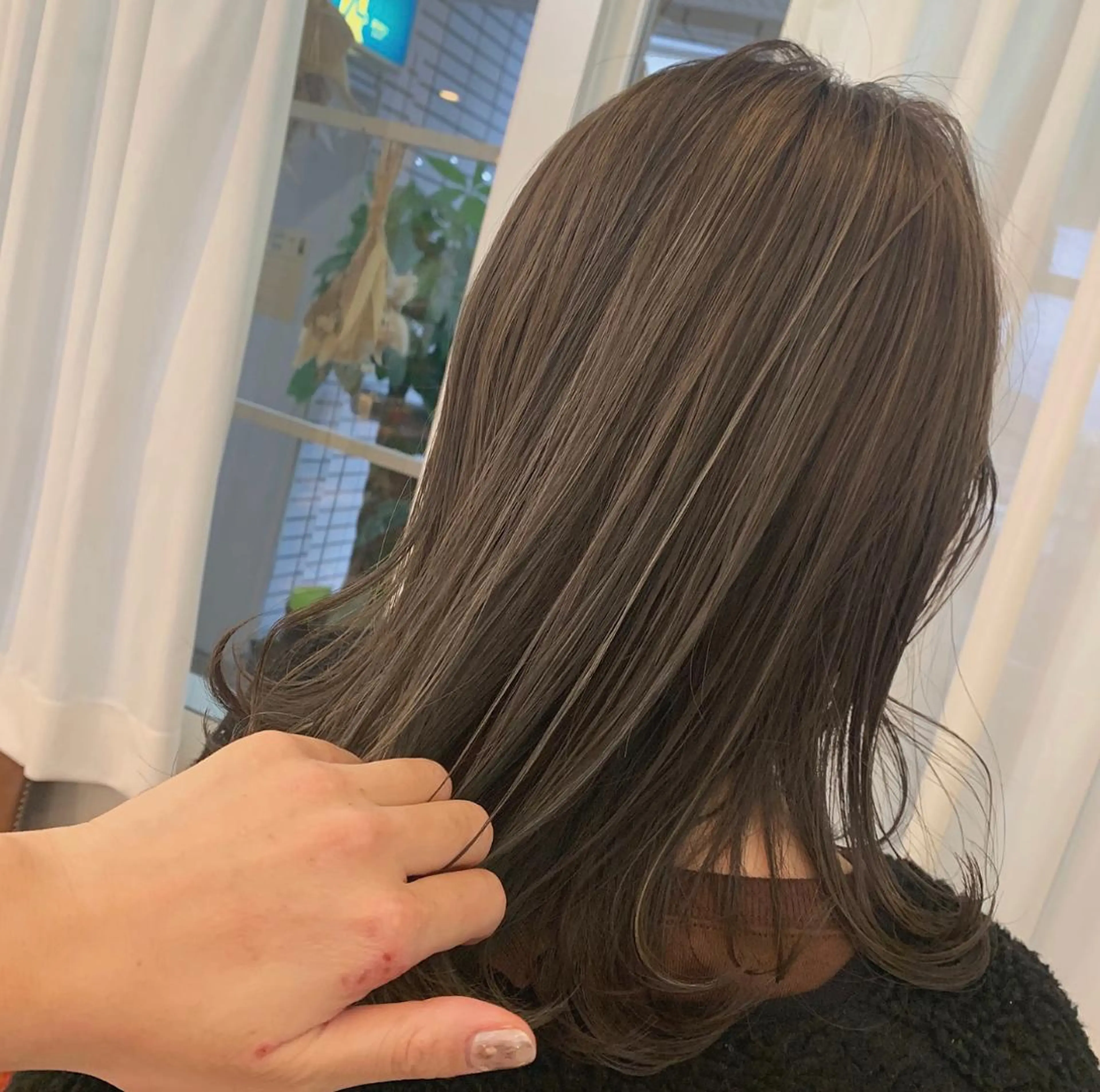 ミディアム ハイライト SALOWIN新潟万代所属・緑川 瑞穂のヘアスタイル