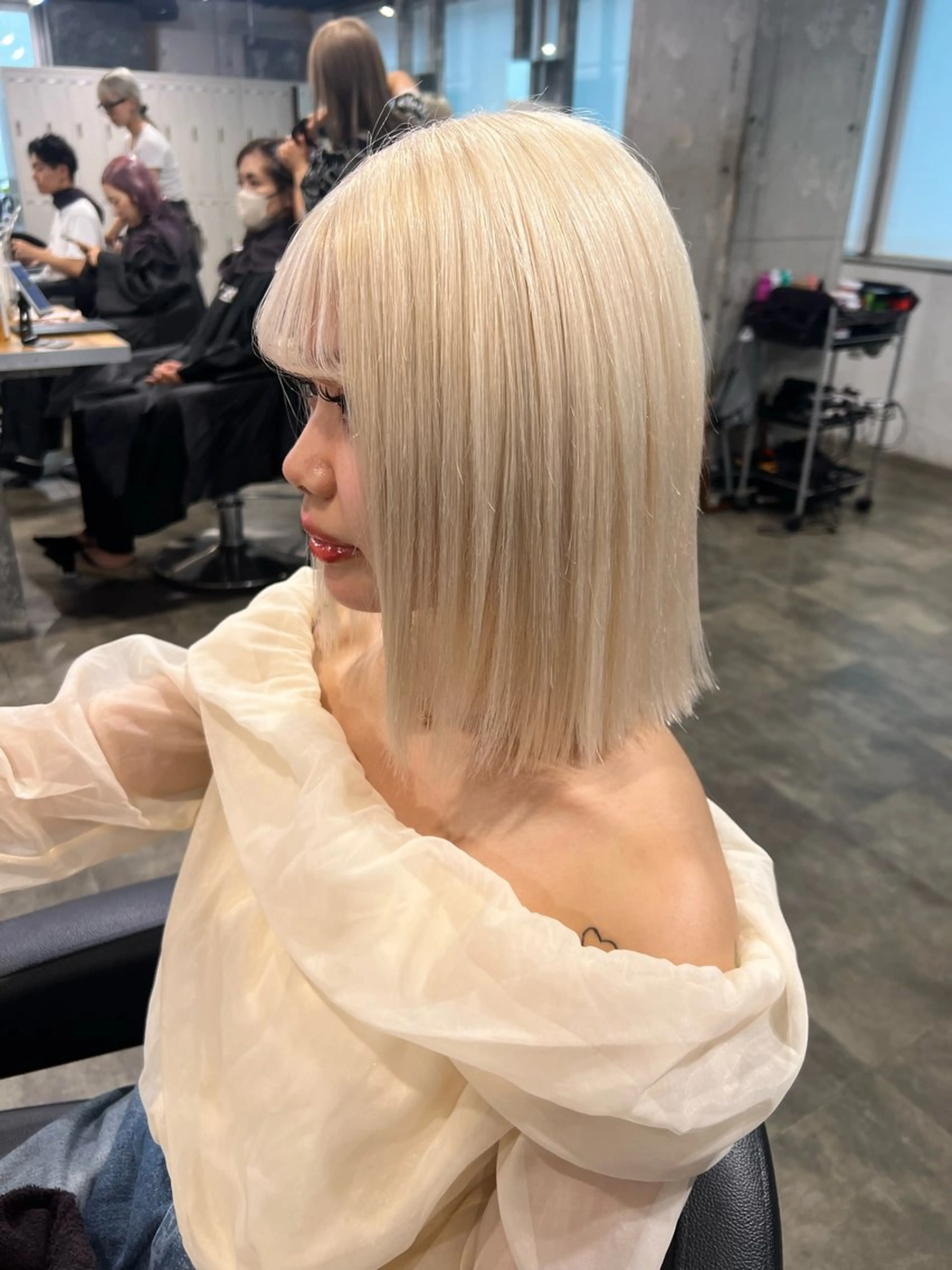 カラー ヘアカラー ハイトーンカラー 🦄レイヤーカットのヘアスタイル