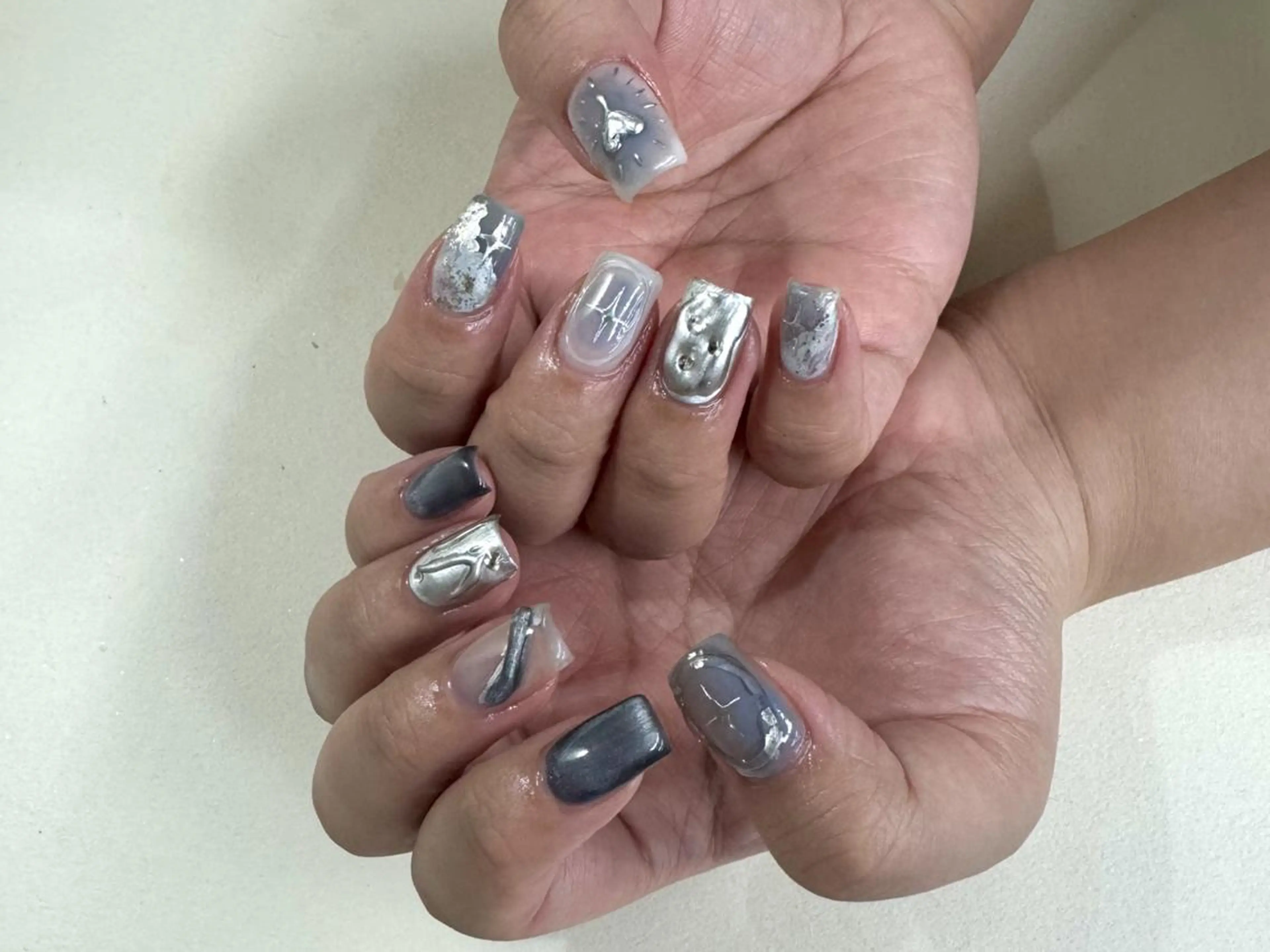 ネイル ジェルネイル 韓国ネイル ニュアンスネイル シルバー ワンホンネイル nailstudio eviz新宿店のネイルデザイン