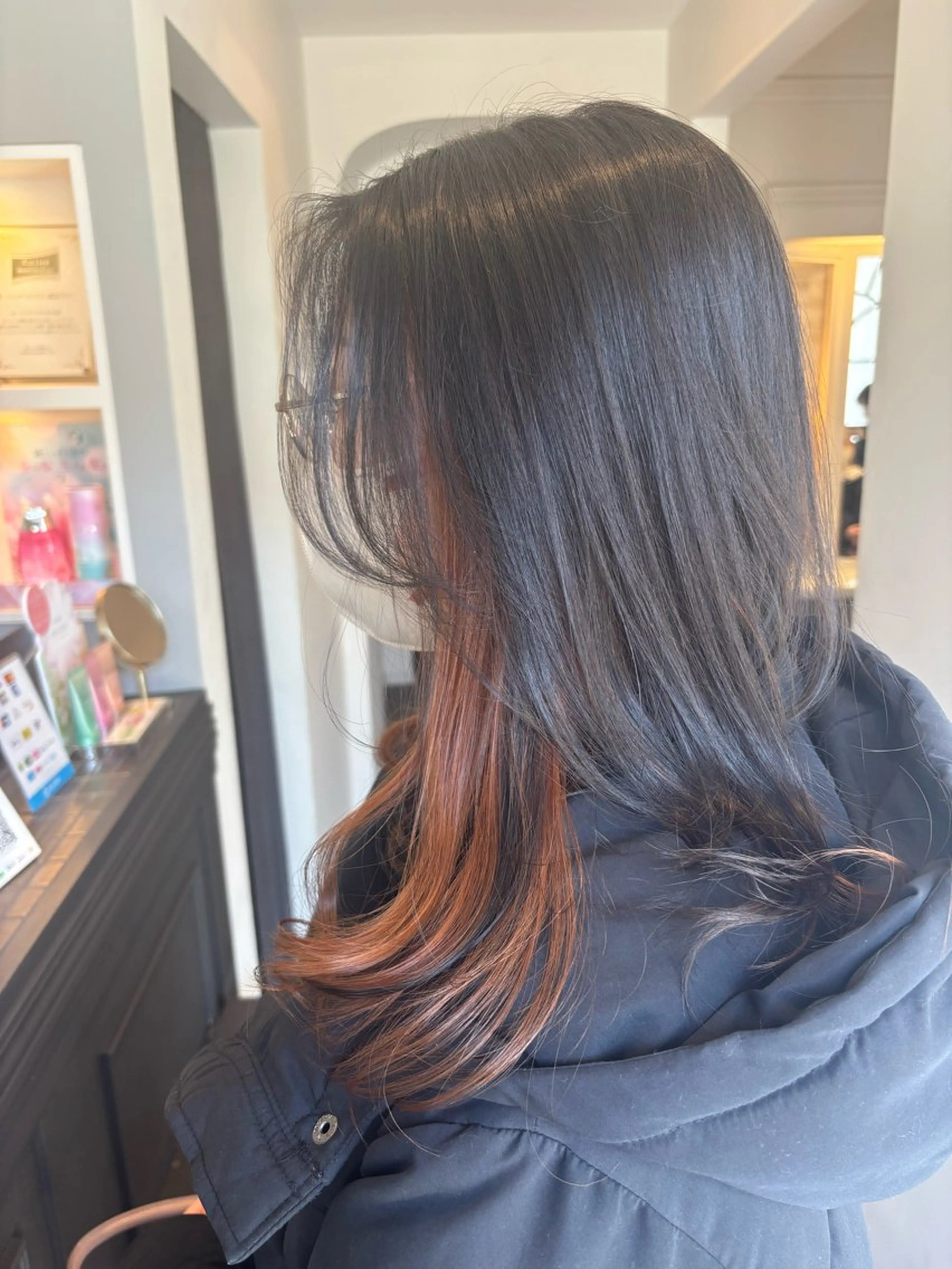 セミロング カラー ブリーチ イヤリングカラー ブリーチなしカラー ヘアカラー トリートメント 栗林 茉那のヘアスタイル