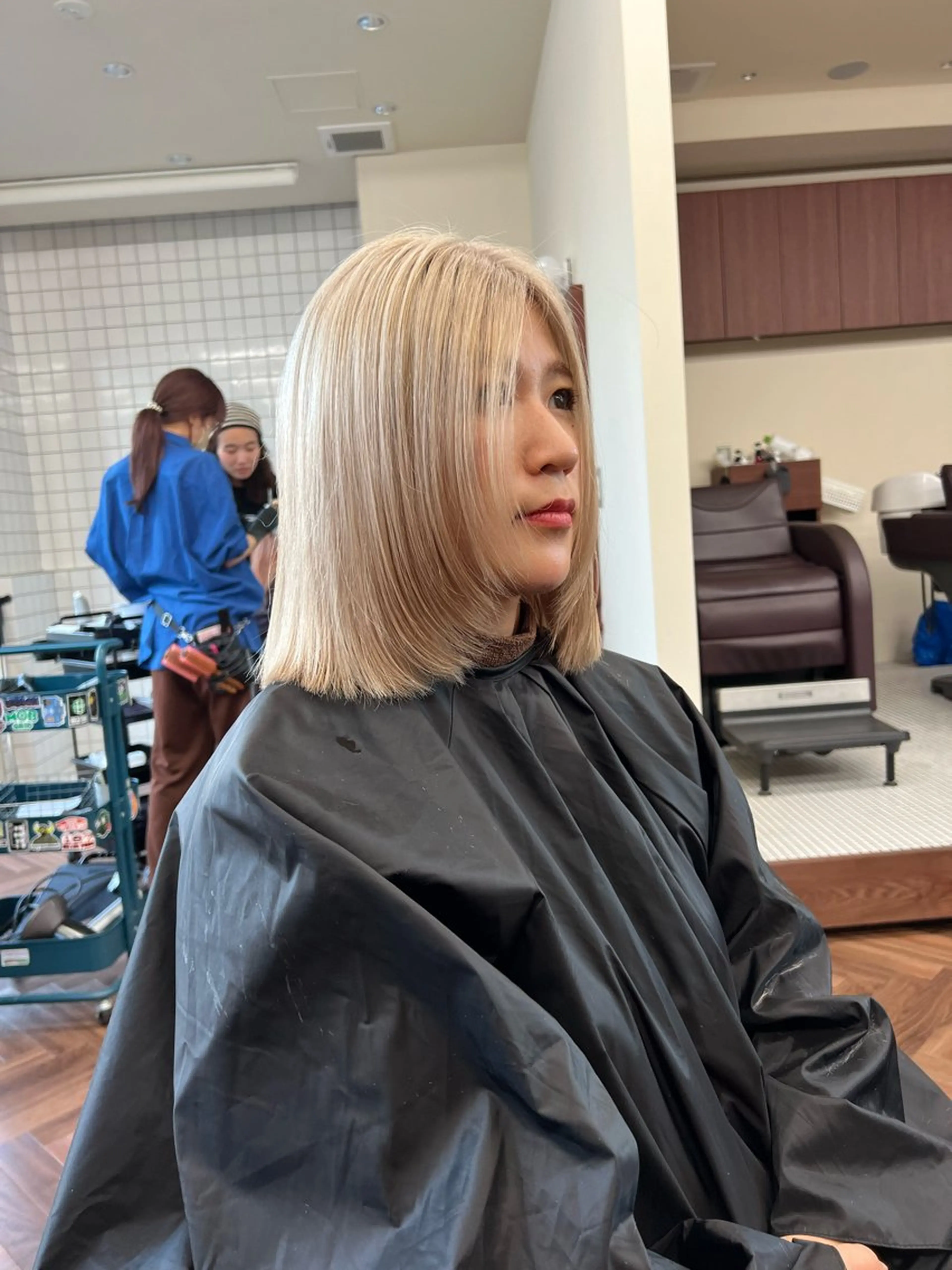 ミディアム カラー アッシュ アッシュブラウン ブリーチ ブラウンカラー ケアブリーチ ヘアカラー トリートメント ヘアセット ニュアンスレイヤー ハイトーンカラーのヘアスタイル