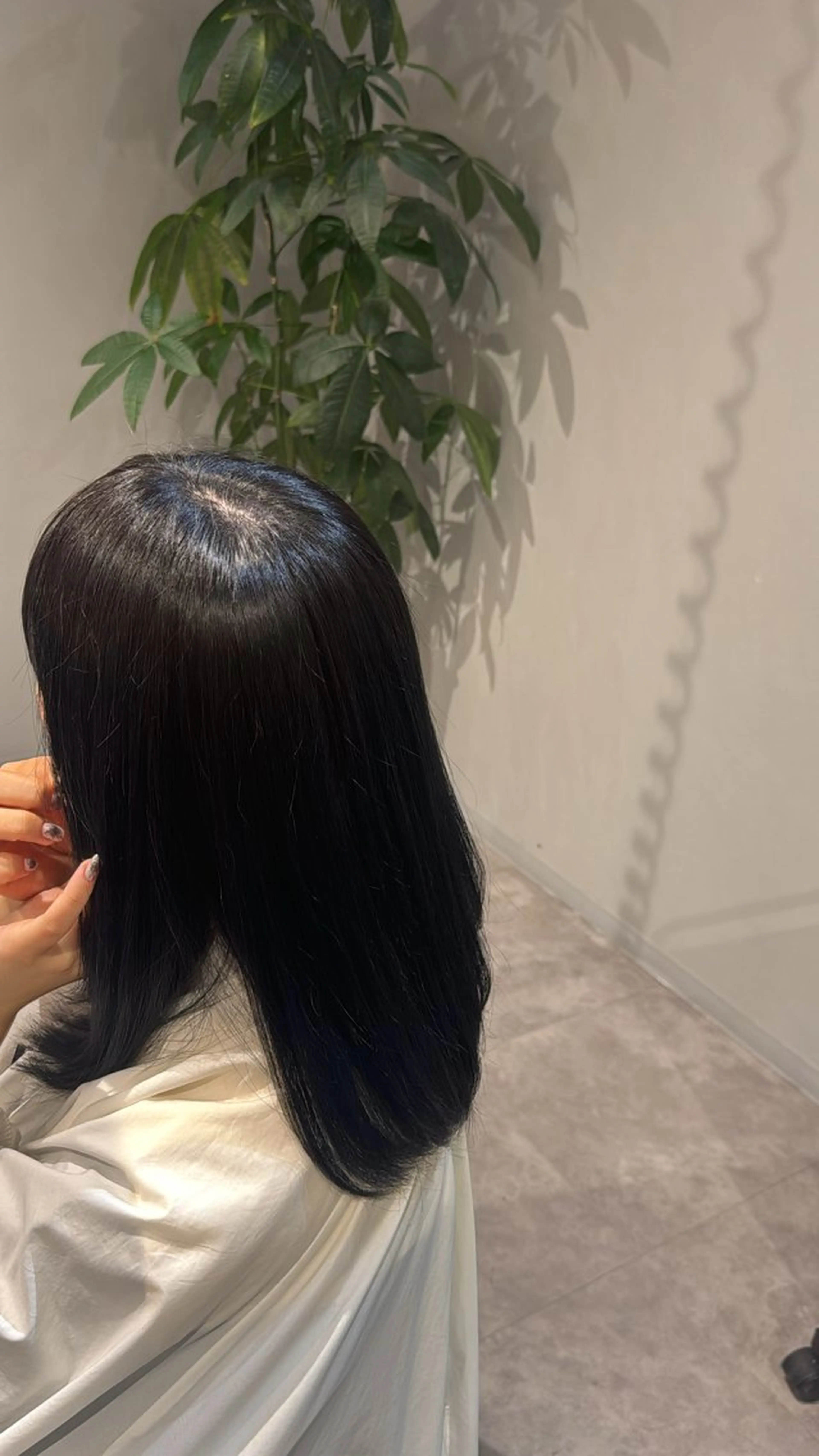ショート カラー 黒髪 ブルーカラー ブルーブラック 藤原 萌衣のヘアスタイル
