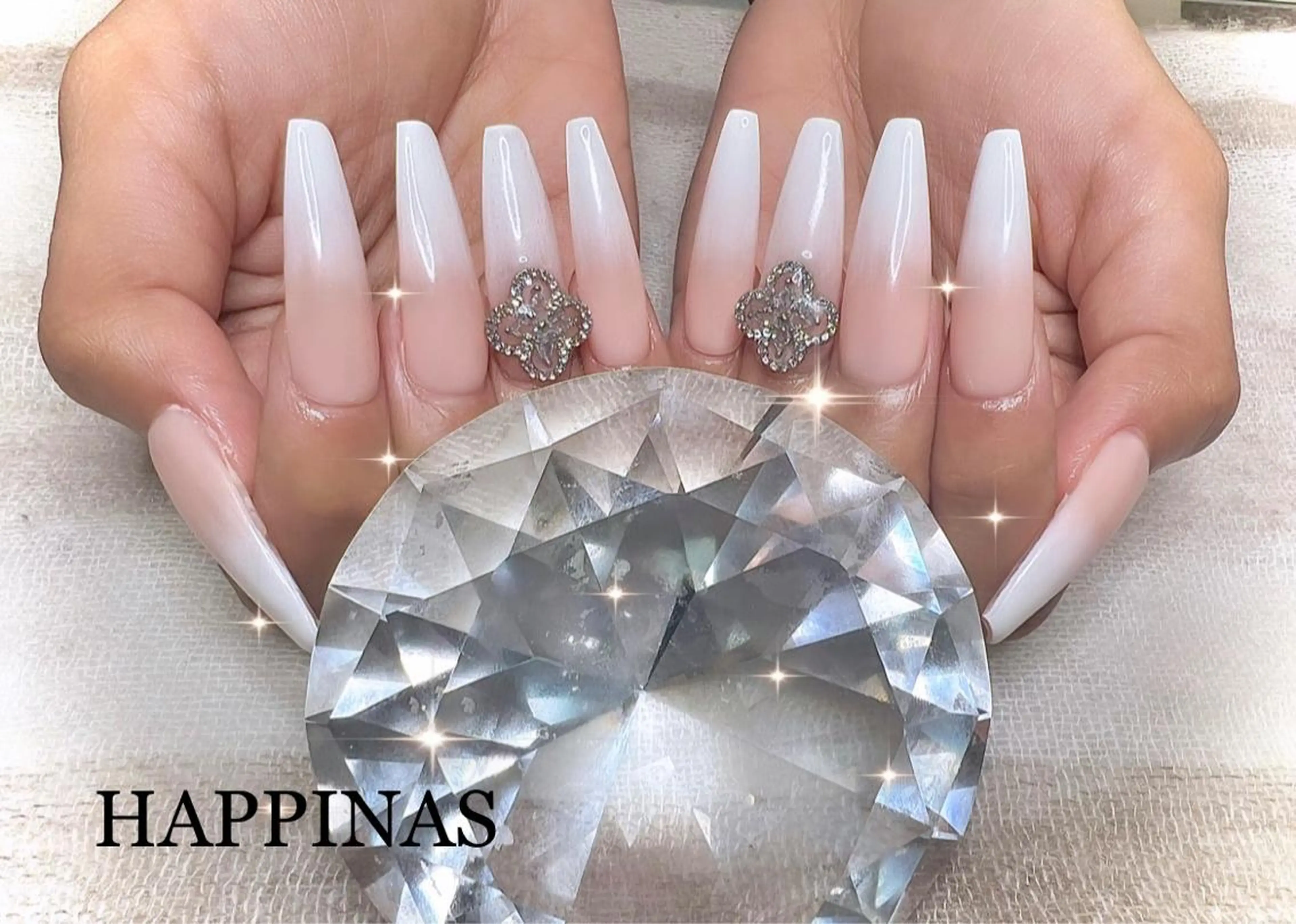 ネイル グラデーション ロングネイル スカルプネイル シンプルネイル ホワイト HAPPINAS Jrネイリスト💅のネイルデザイン