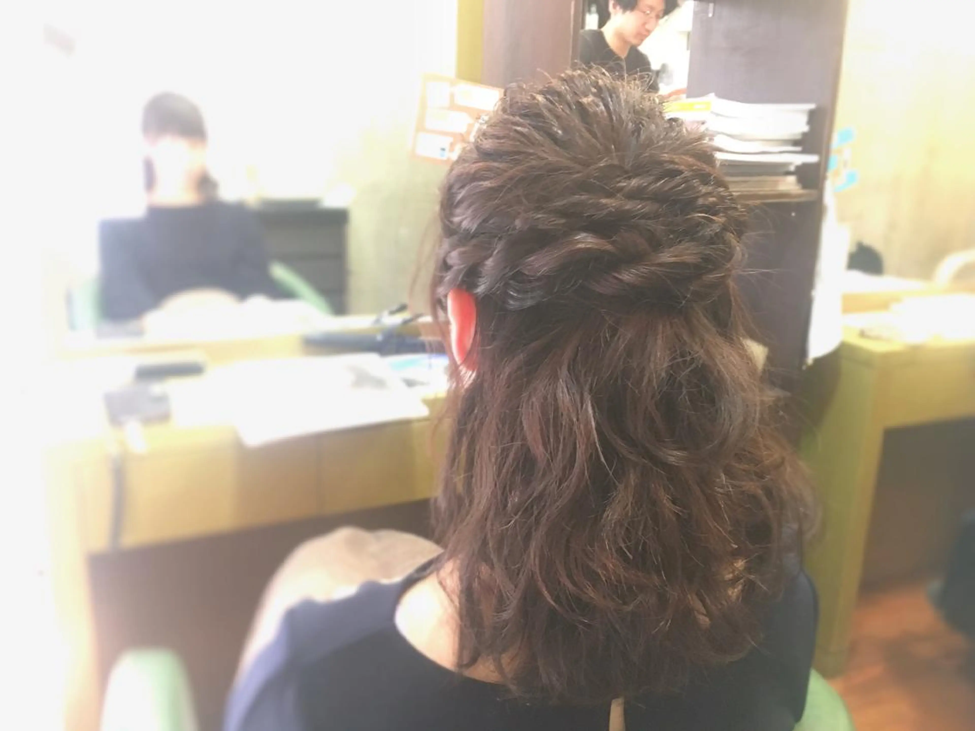 セミロング カラー パーマ ヘアアレンジ ハーフアップ ツイスパ・波巻き 🩵片平和香奈のヘアスタイル