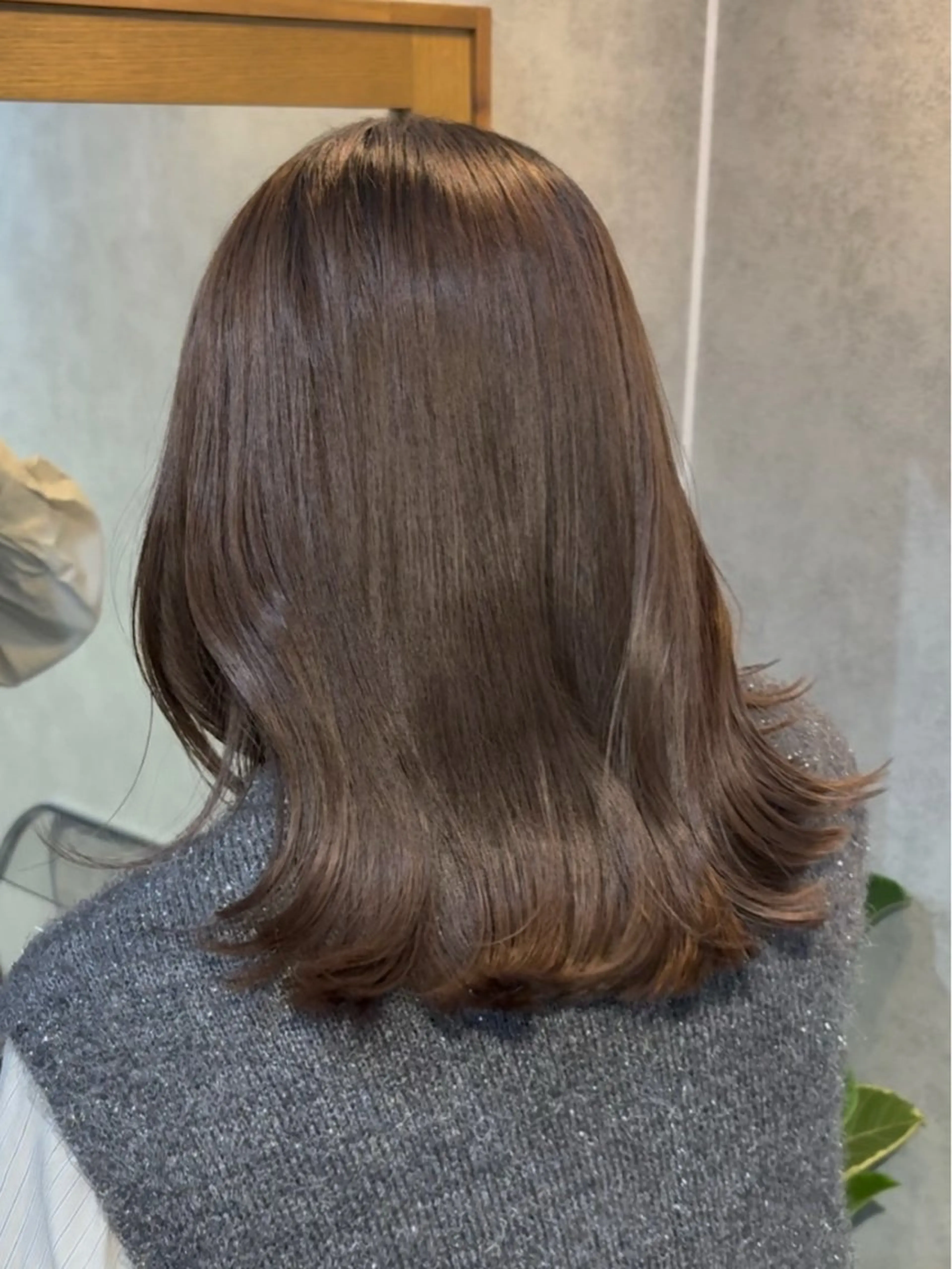 ミディアム カラー カット ヘアカラー トリートメント 透明ベージュカラー/ たっぷりレイヤーのヘアスタイル